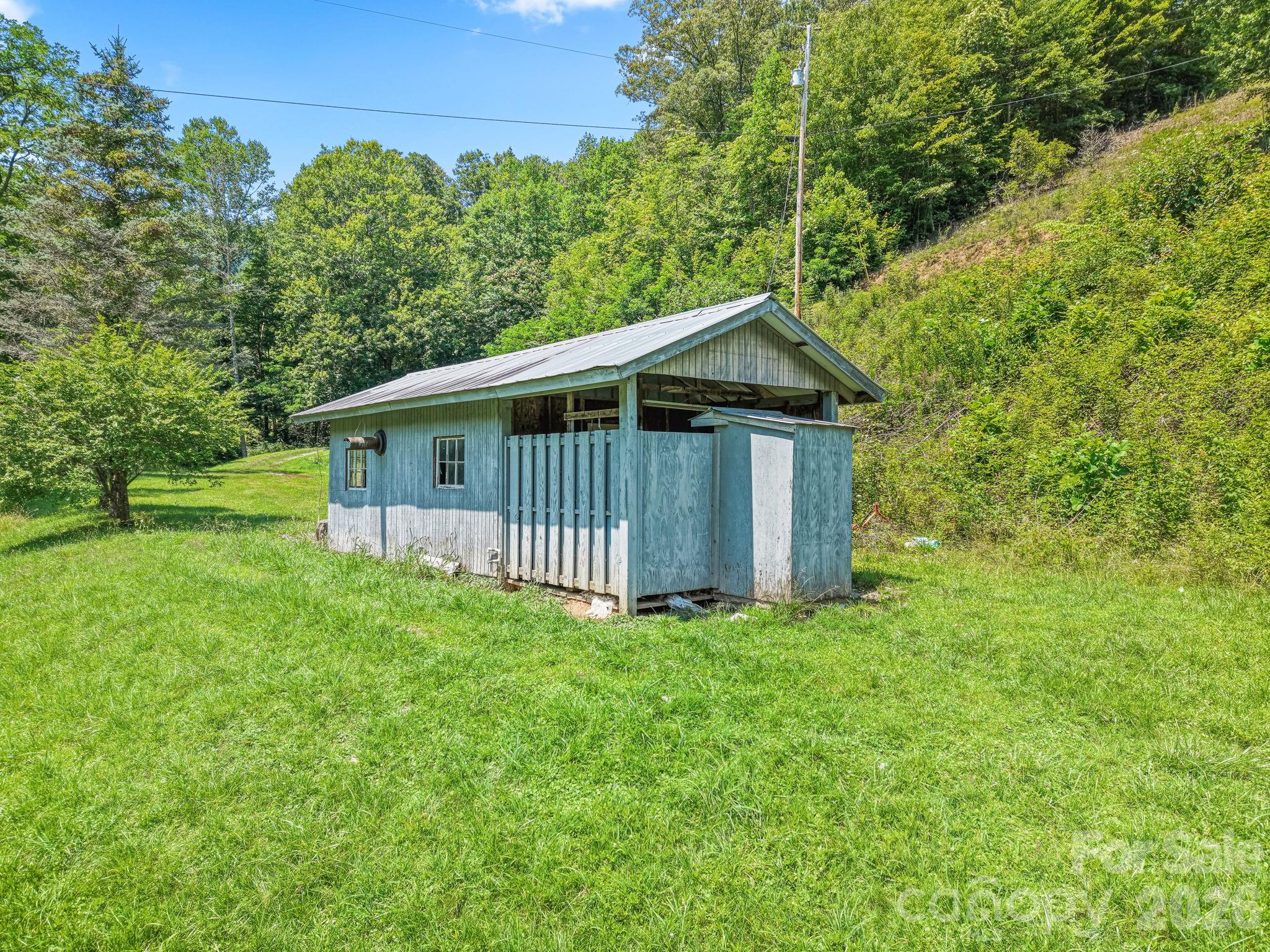 2560 Round Hill Road — Bryson City