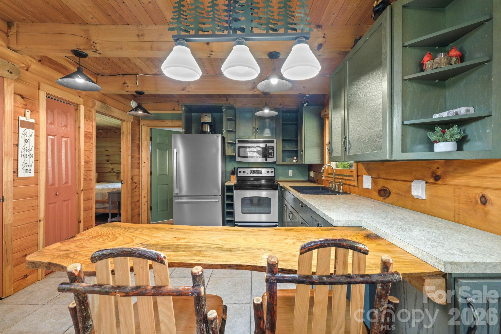 2560 Round Hill Road — Bryson City