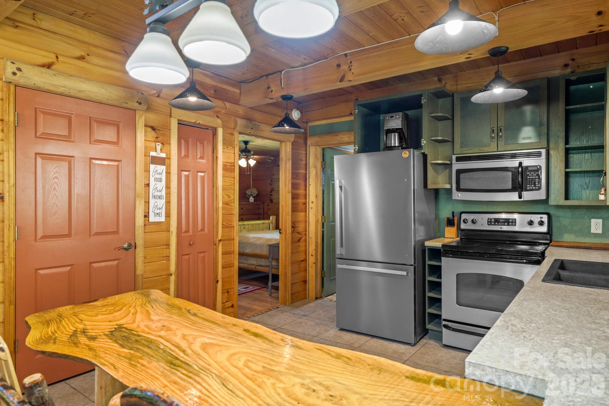 2560 Round Hill Road — Bryson City