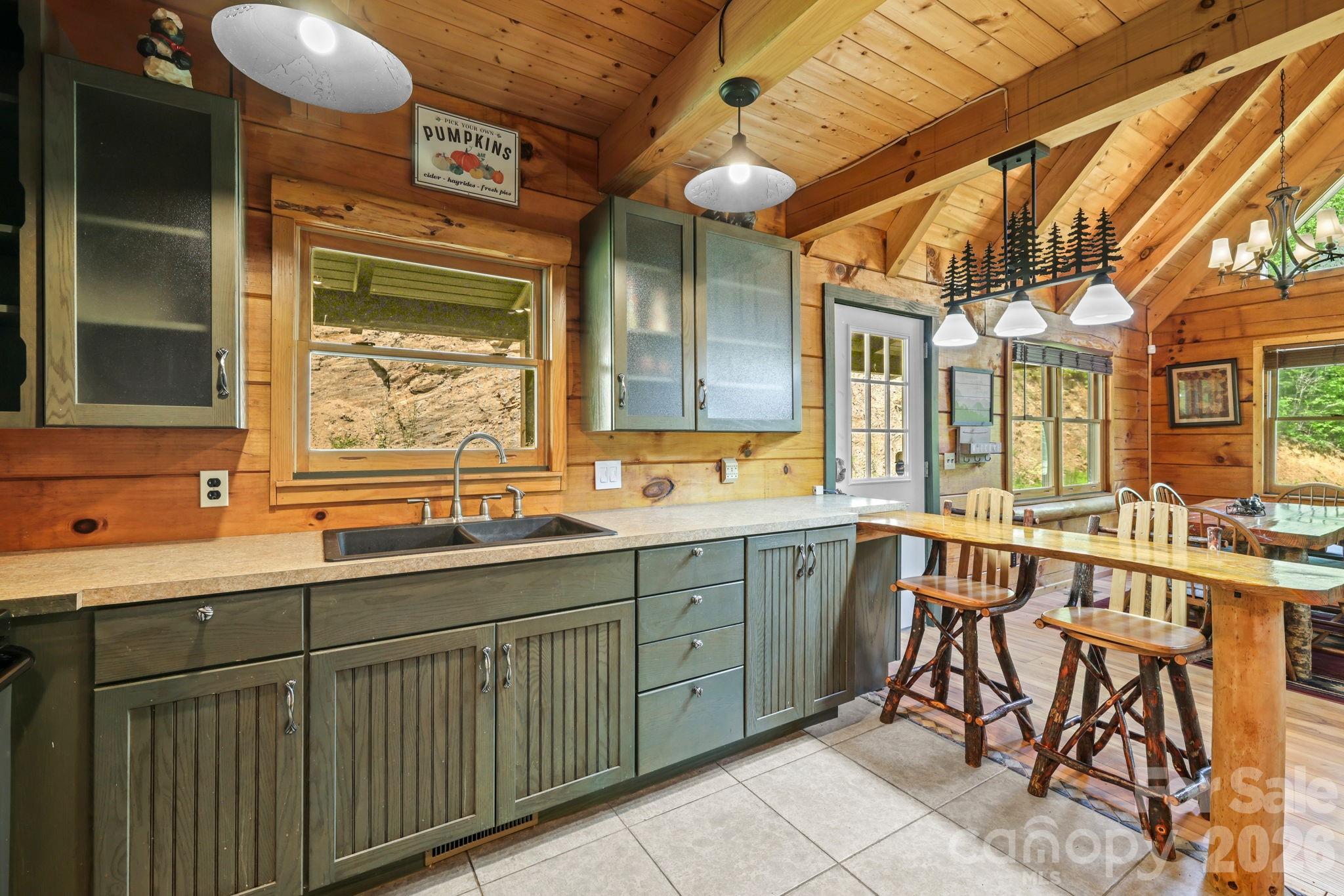 2560 Round Hill Road — Bryson City