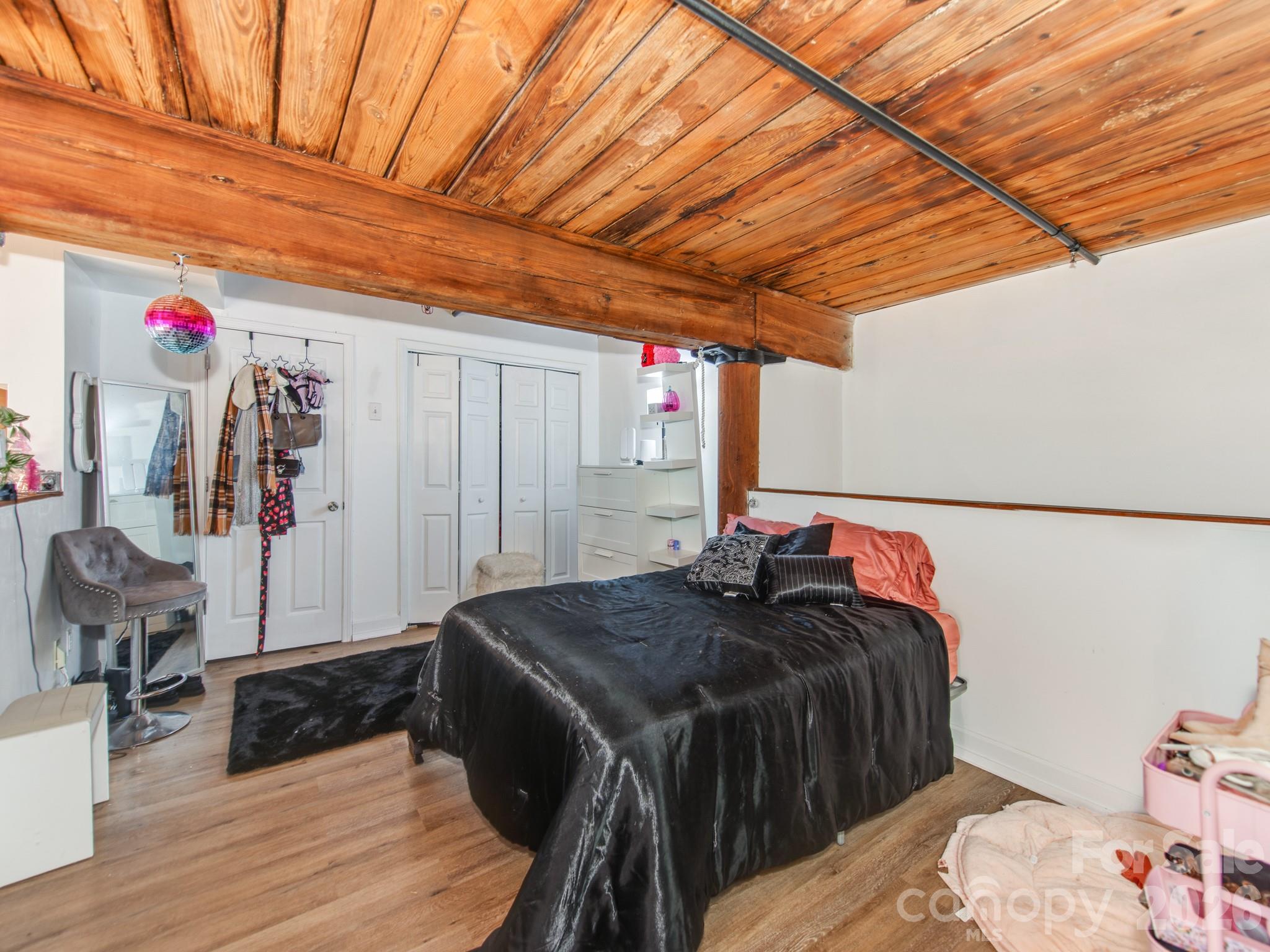 201 Hoskins Road S — Charlotte