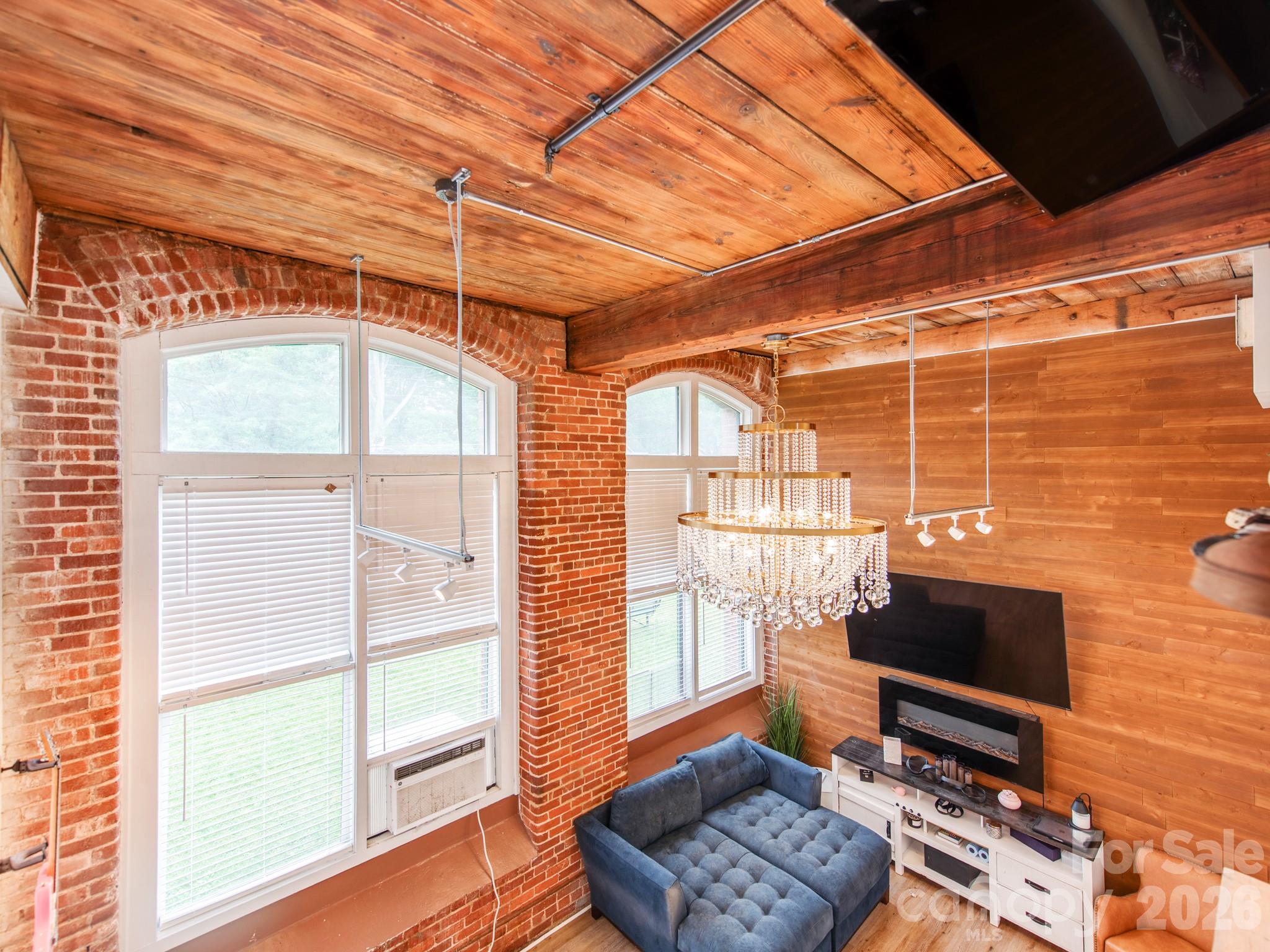 201 Hoskins Road S — Charlotte