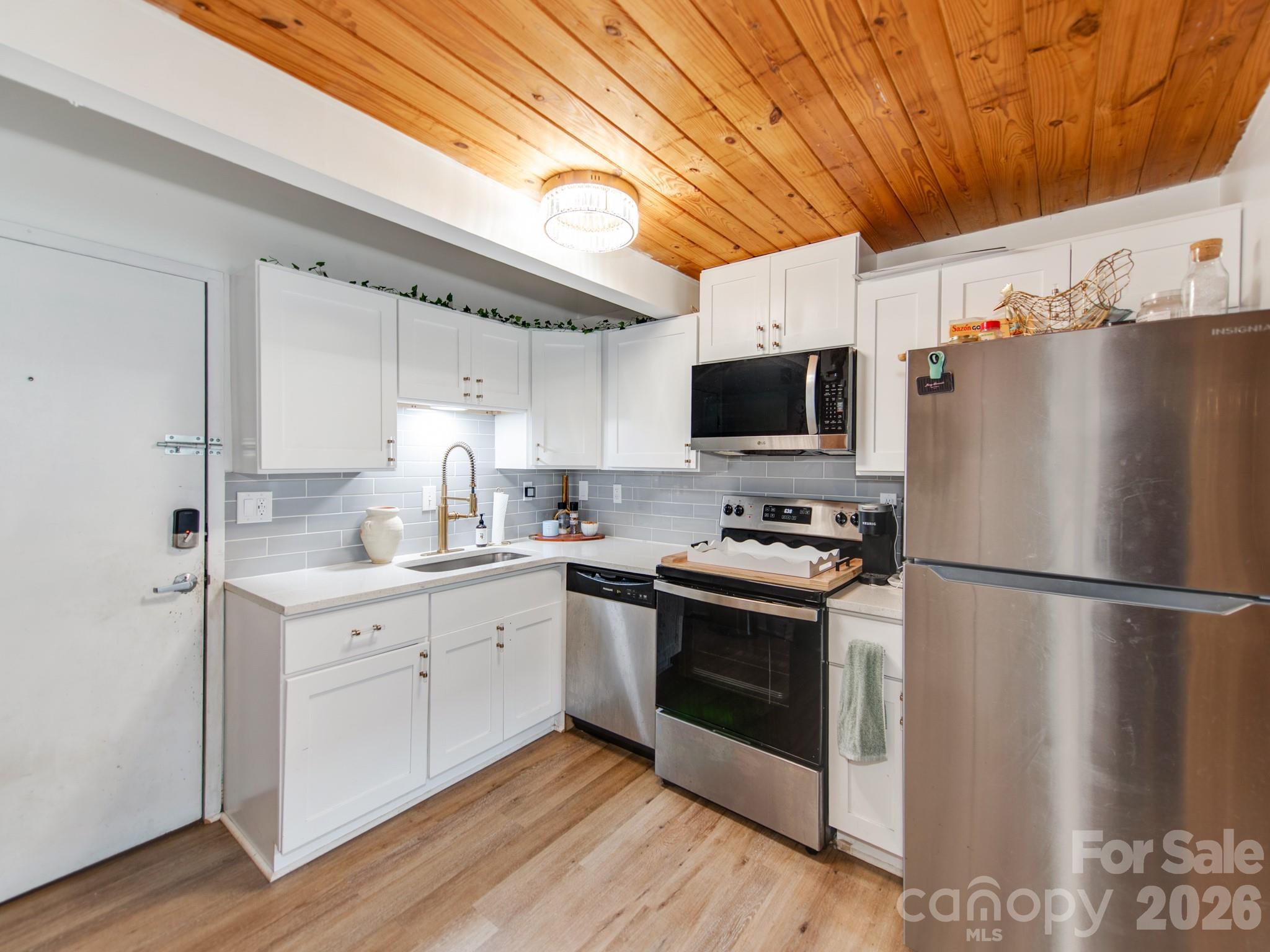 201 Hoskins Road S — Charlotte