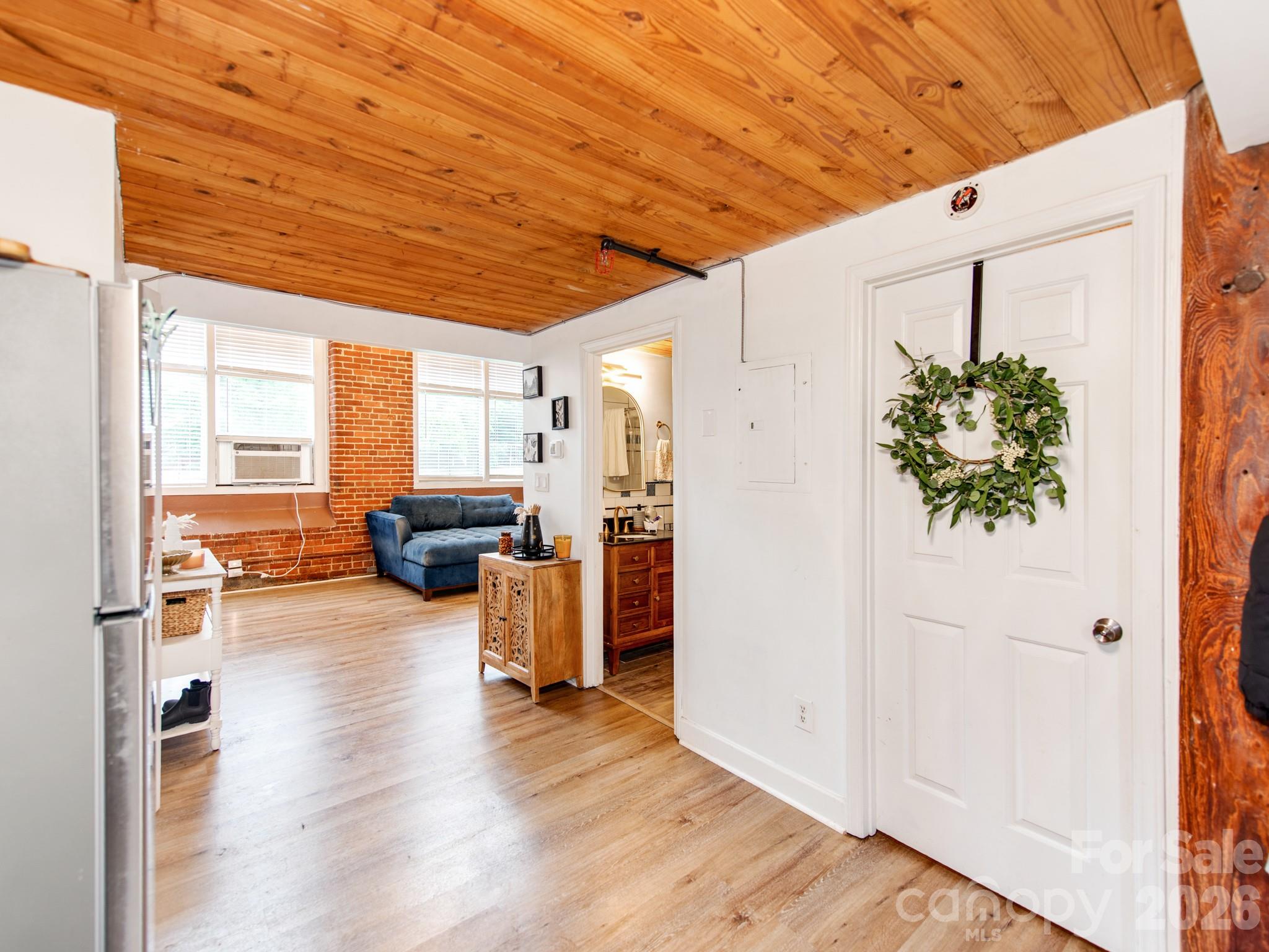 201 Hoskins Road S — Charlotte