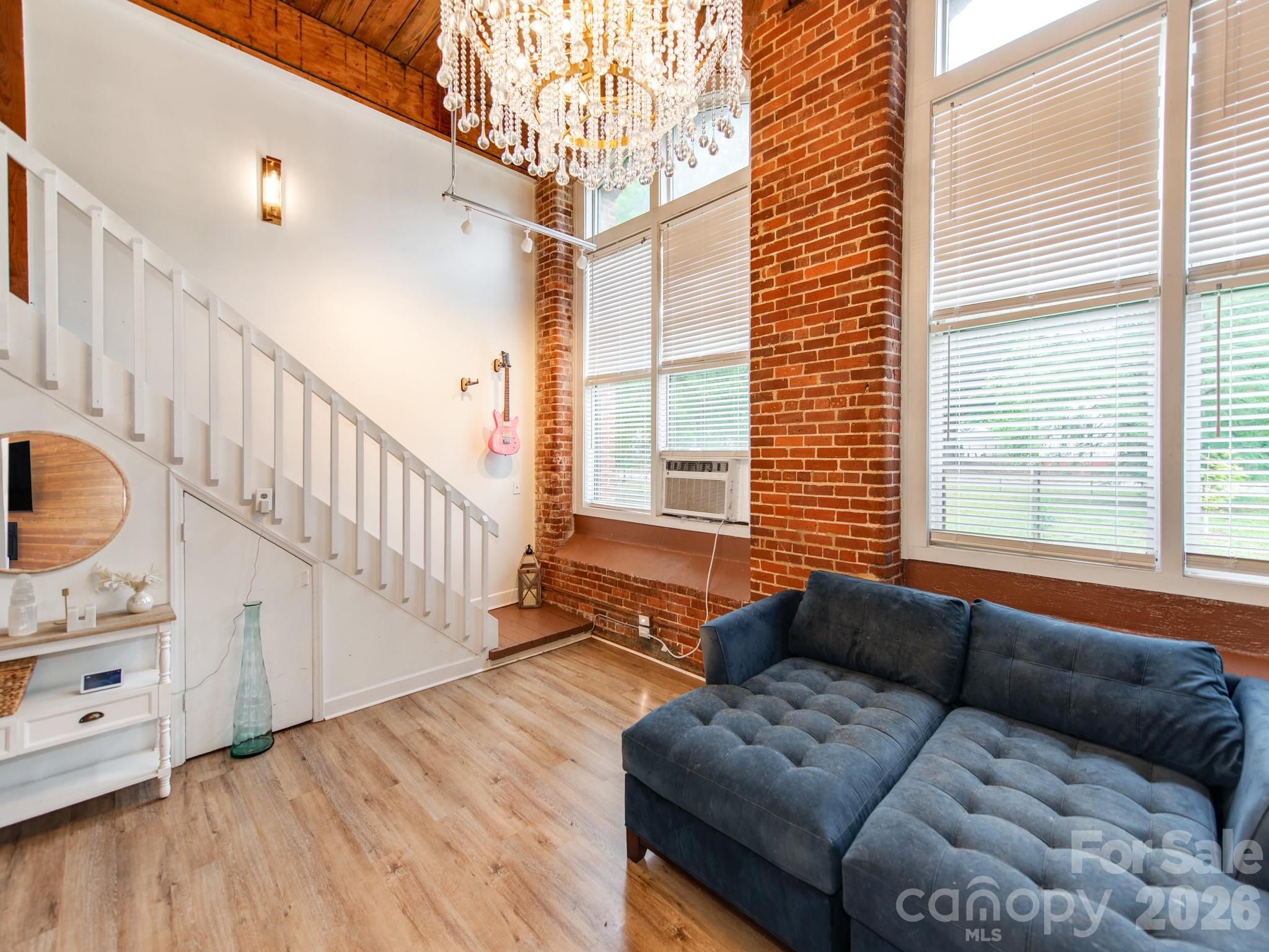 201 Hoskins Road S — Charlotte