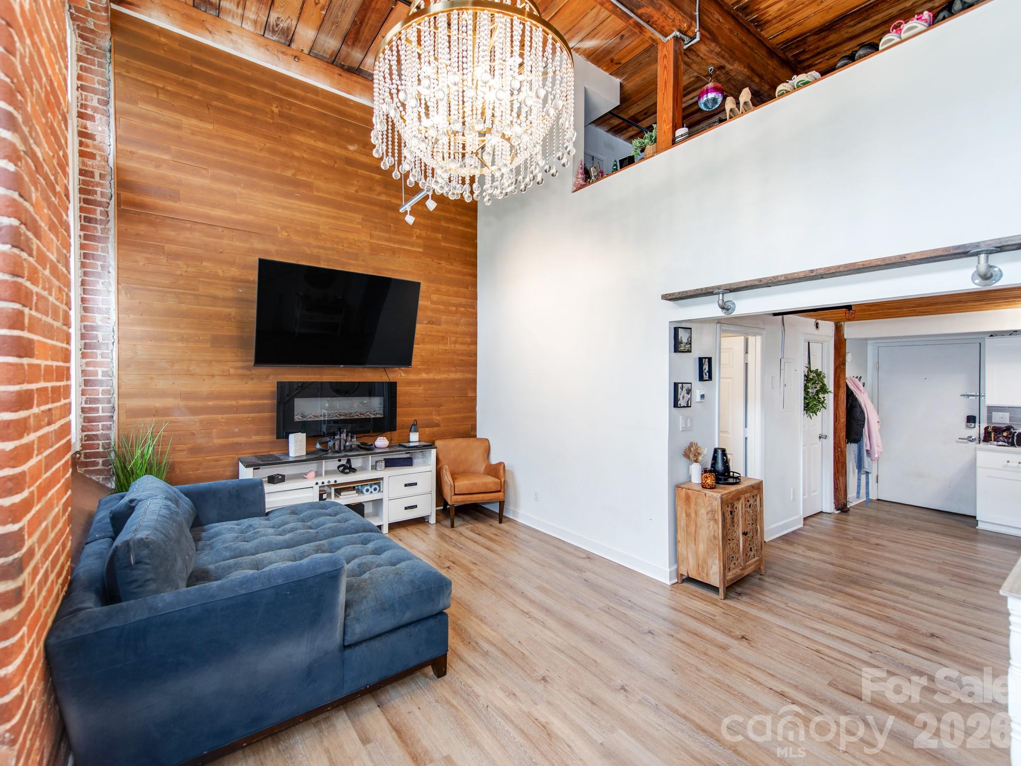 201 Hoskins Road S — Charlotte