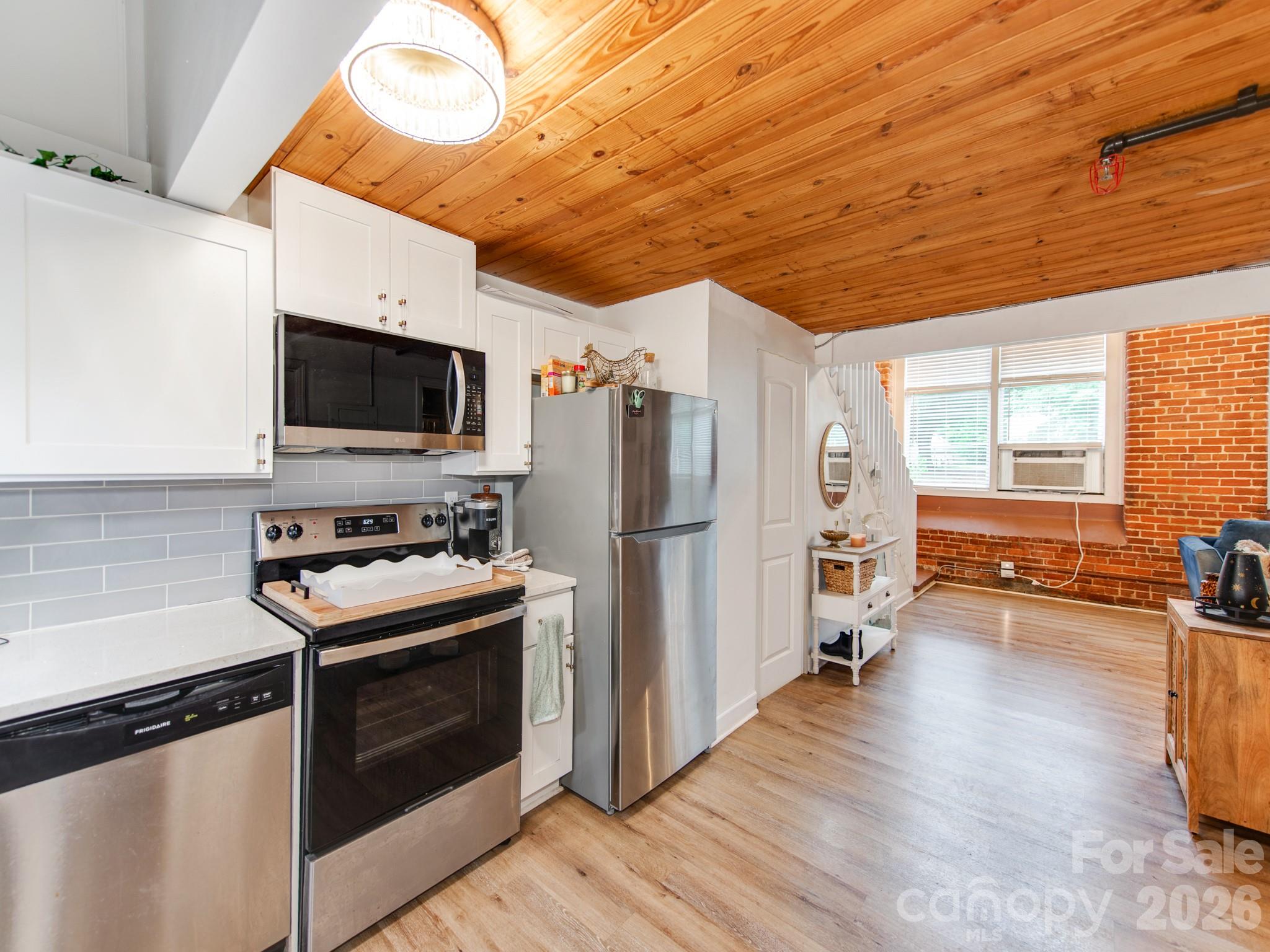 201 Hoskins Road S — Charlotte