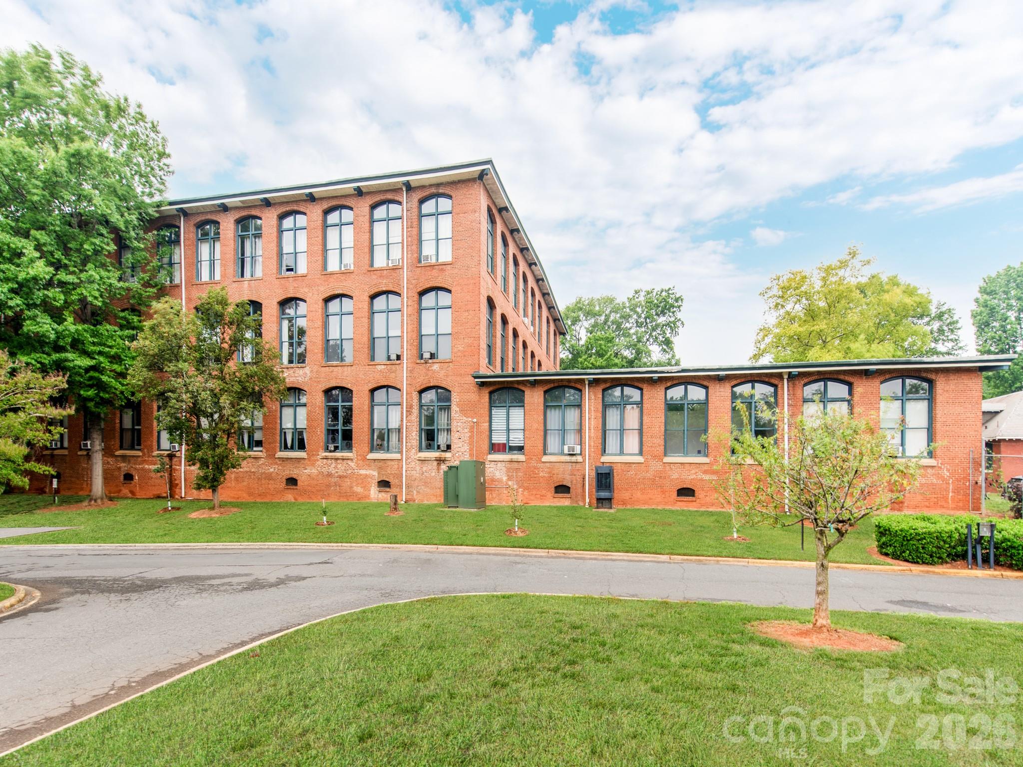 201 Hoskins Road S — Charlotte