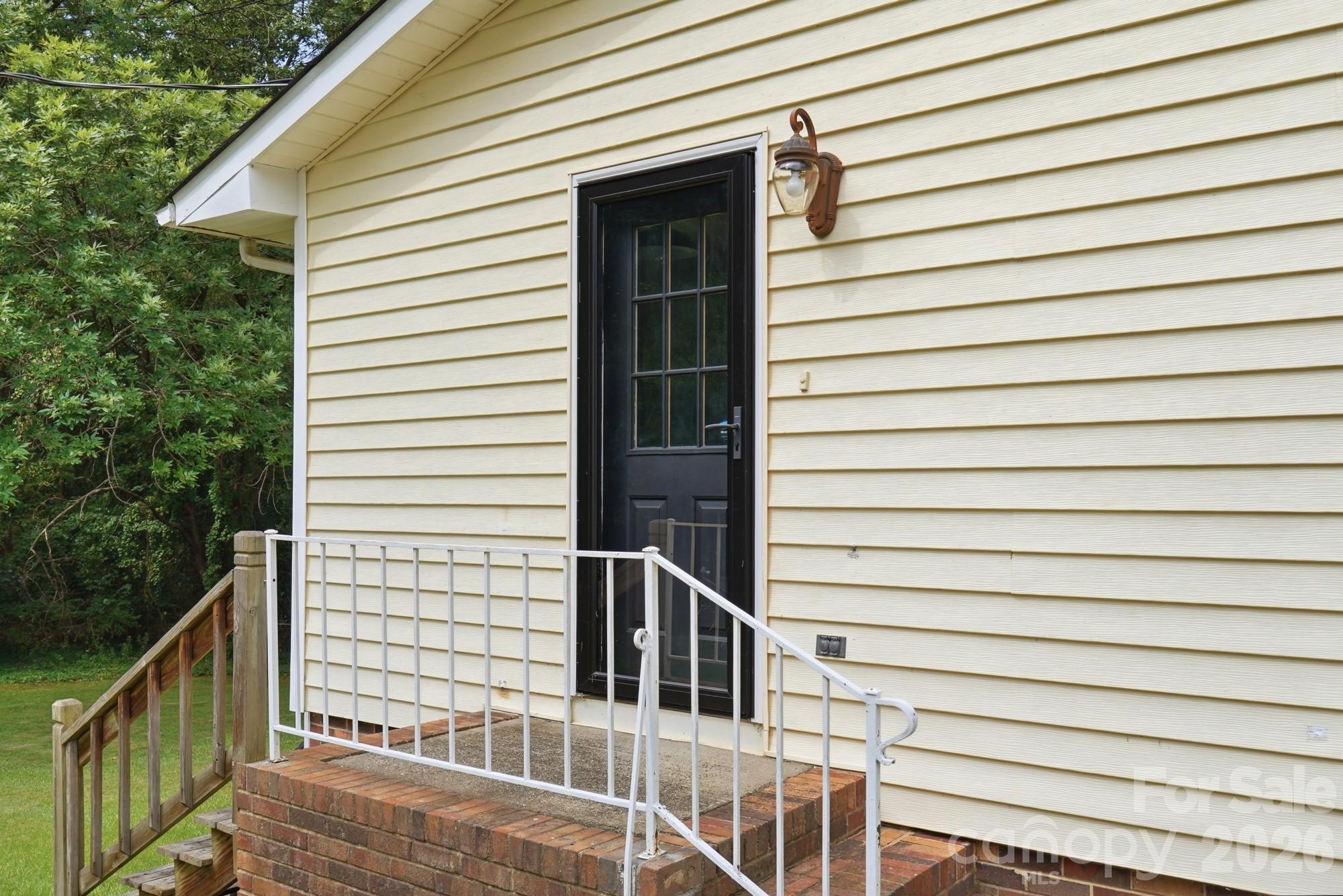 605 Powerline Avenue — Belmont