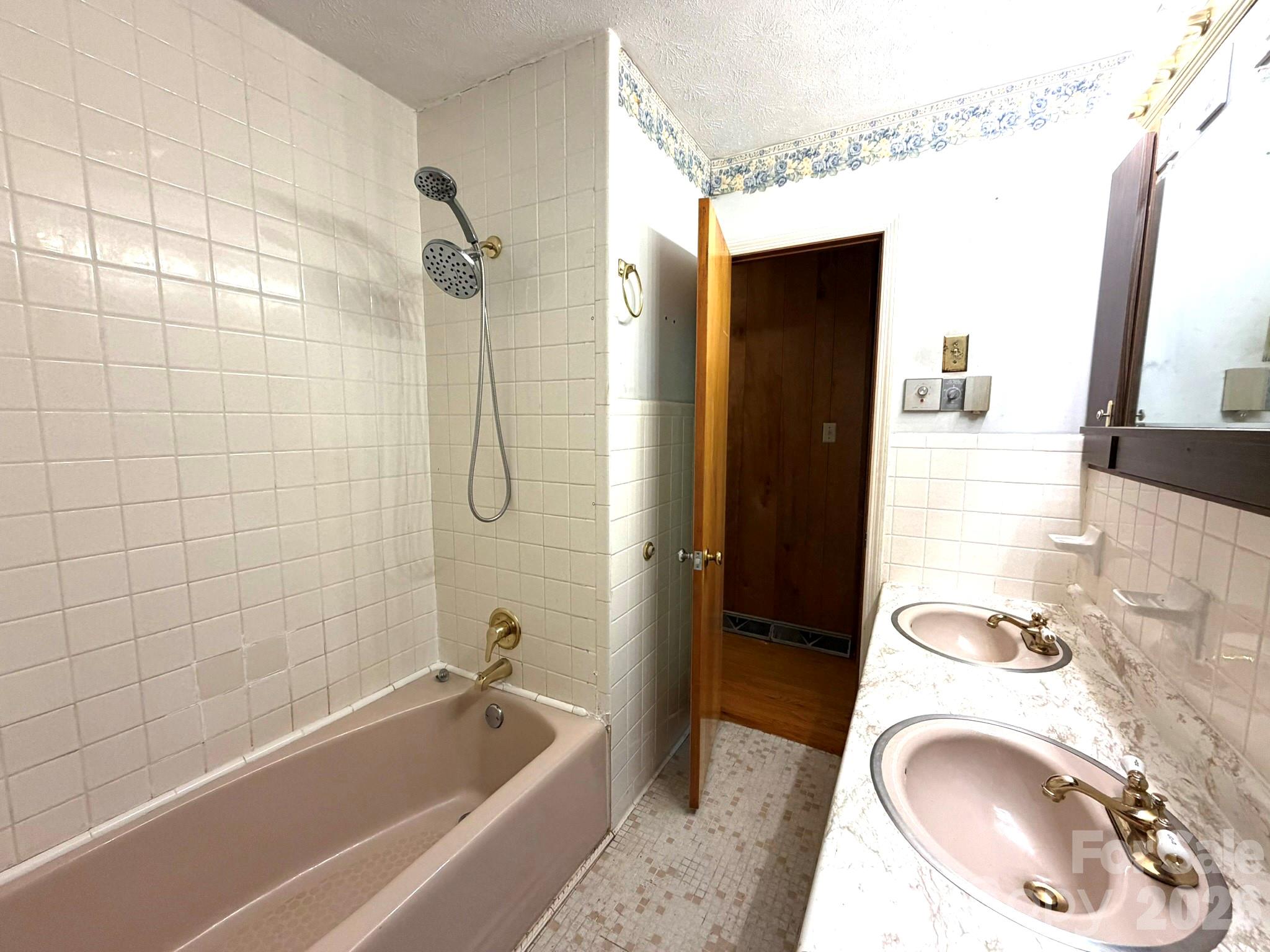 142 Avondale Road — Asheville