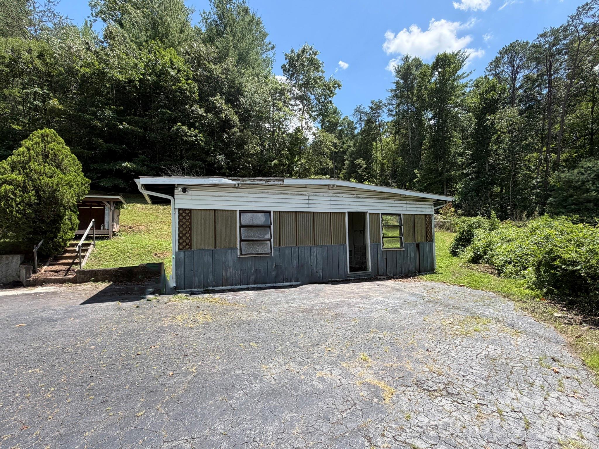 142 Avondale Road — Asheville