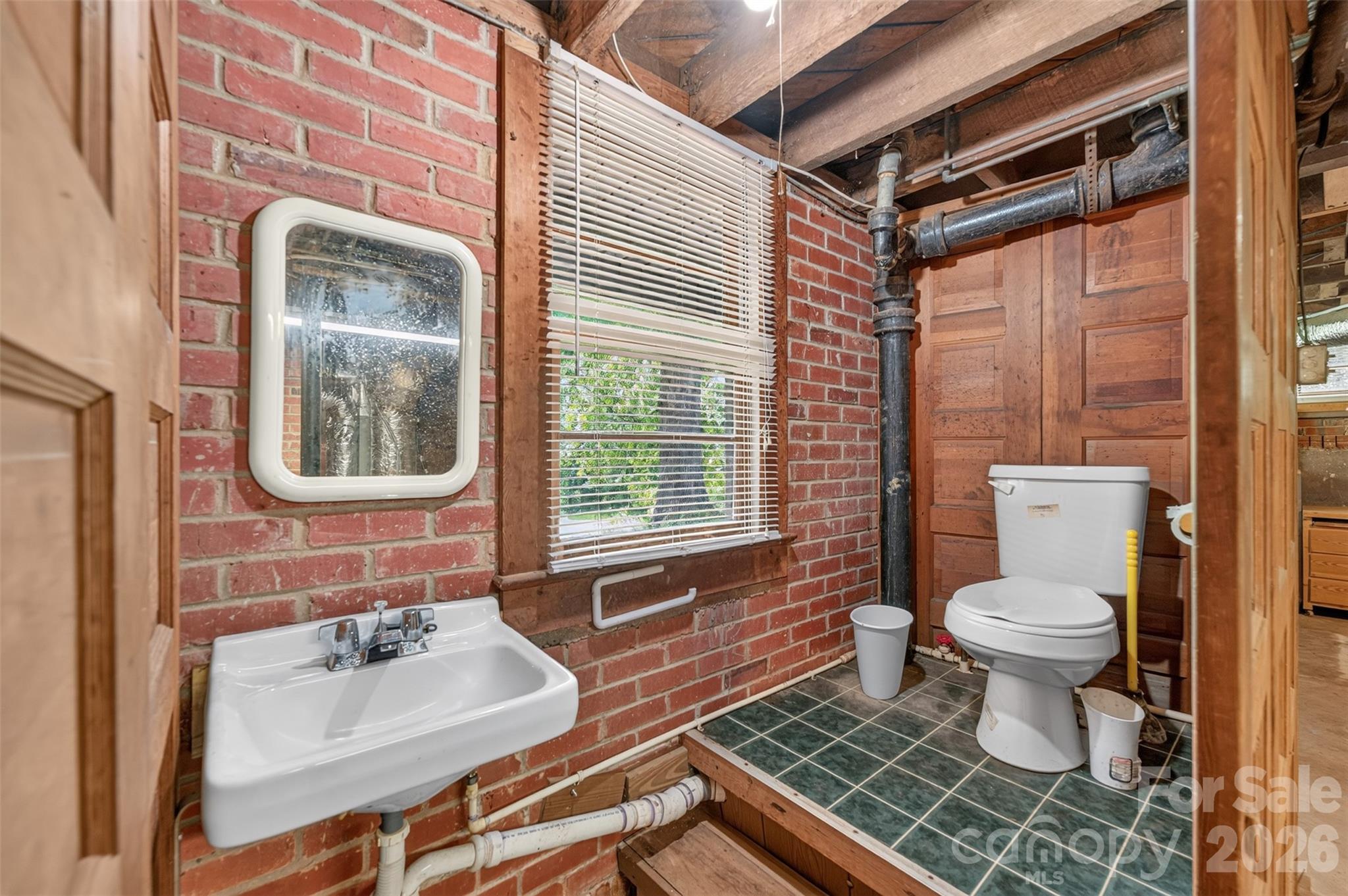 311 33rd Street Drive SE — Hickory