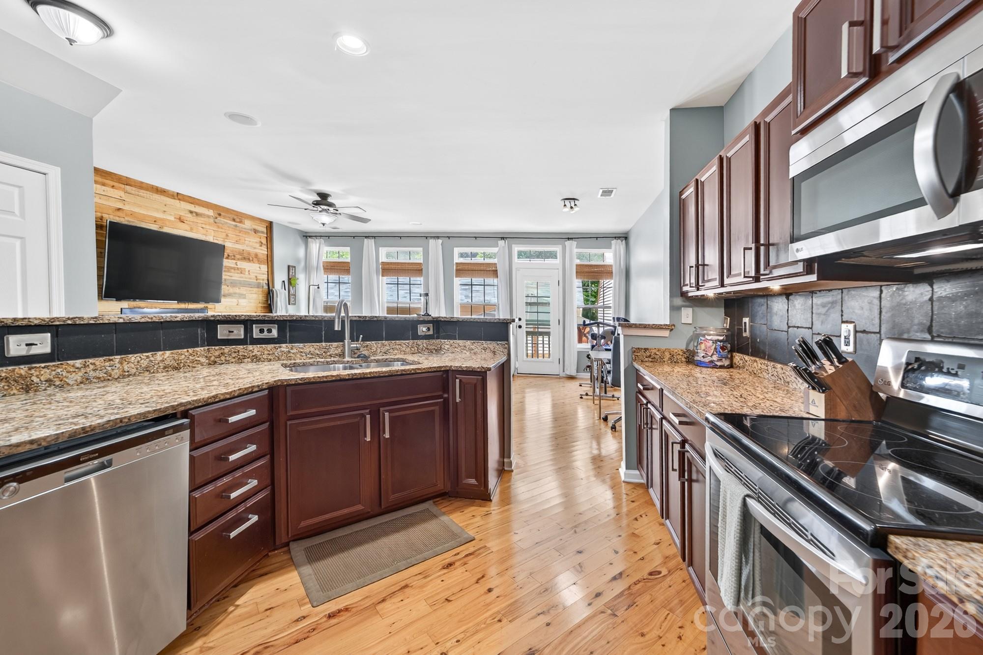 8261 Bridgegate Drive — Huntersville