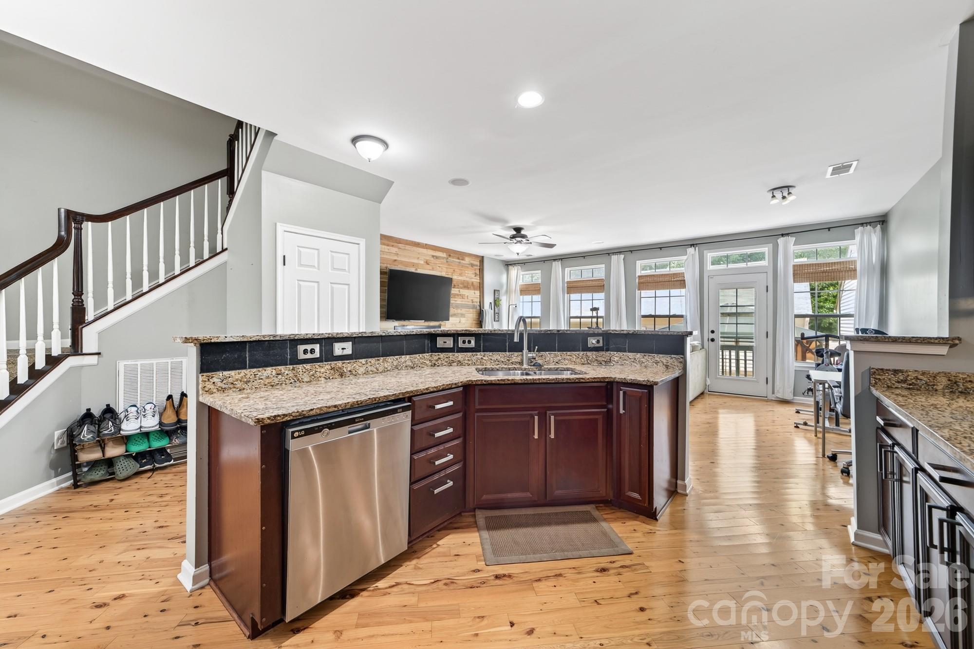 8261 Bridgegate Drive — Huntersville