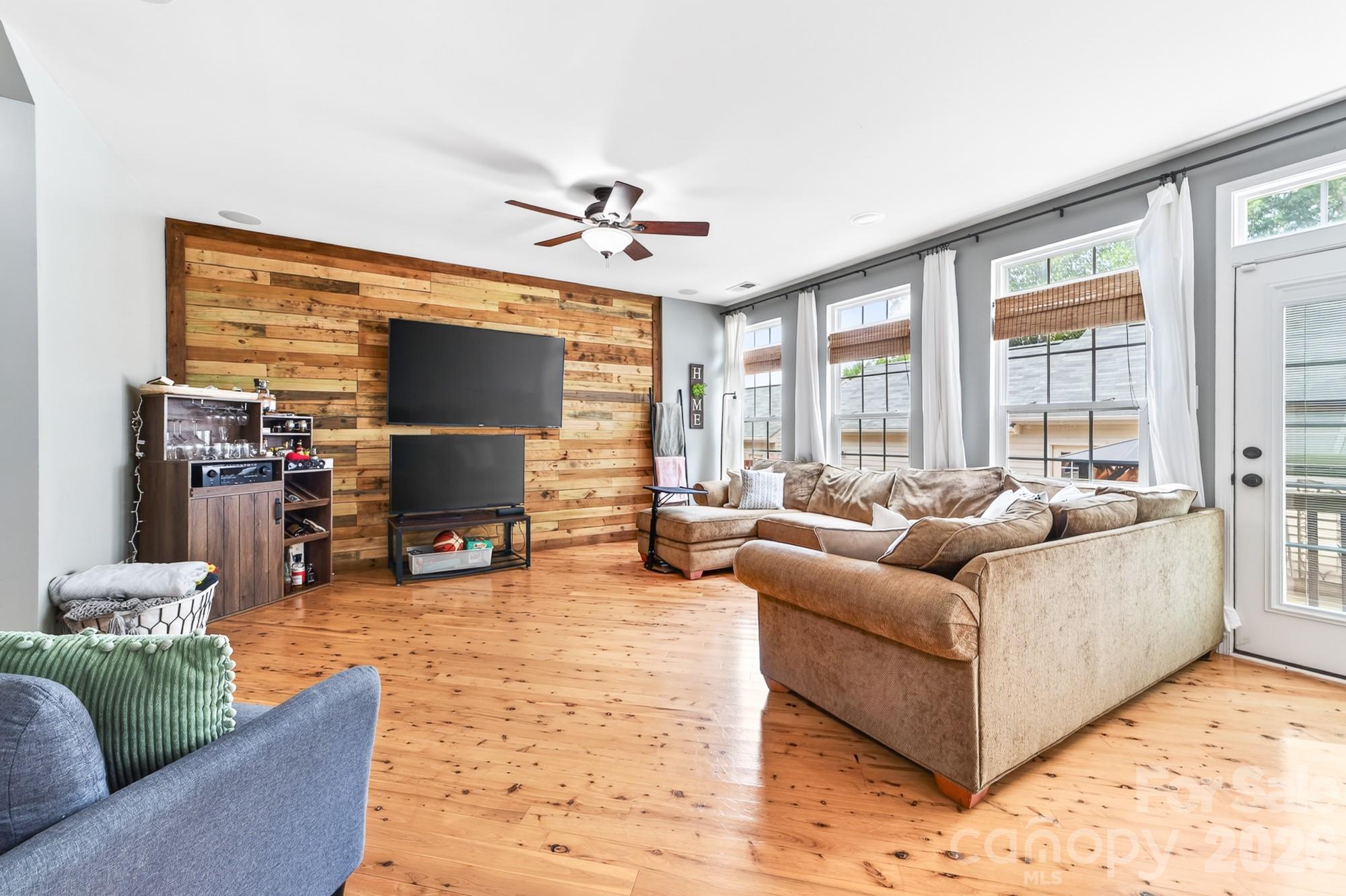 8261 Bridgegate Drive — Huntersville