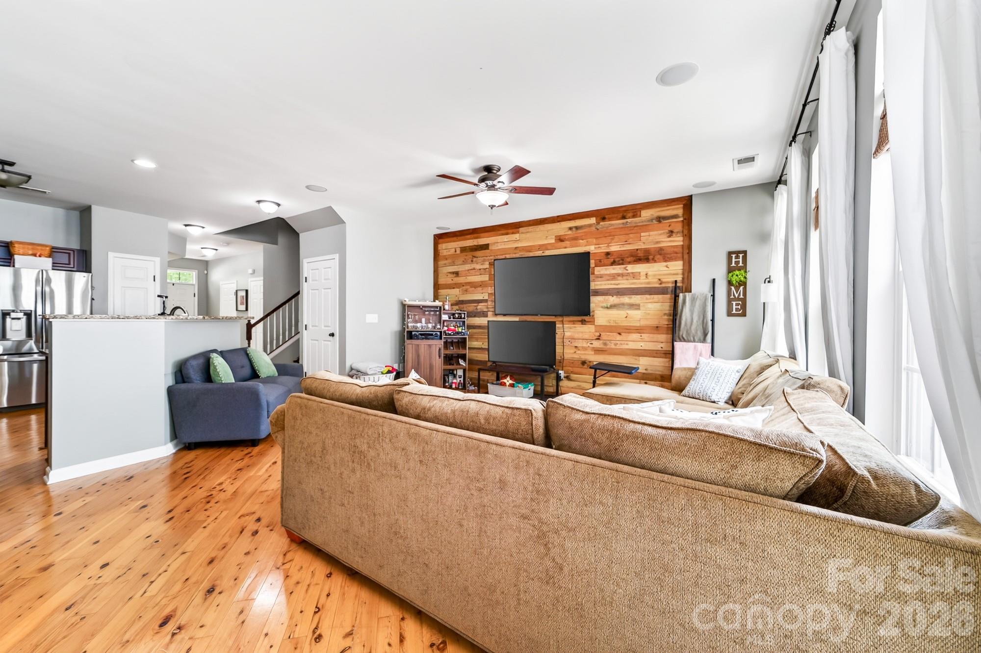 8261 Bridgegate Drive — Huntersville