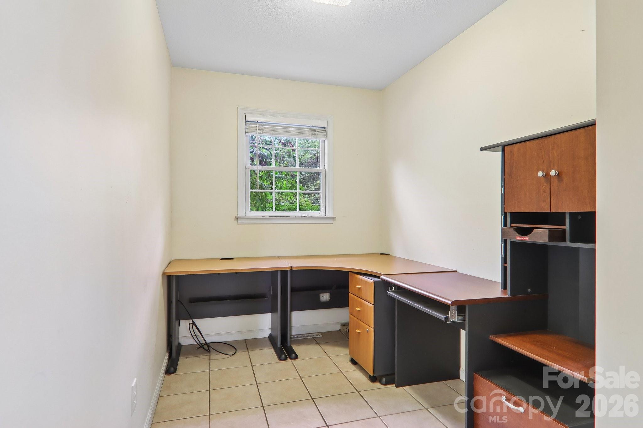 20 Amber Drive — Horse Shoe
