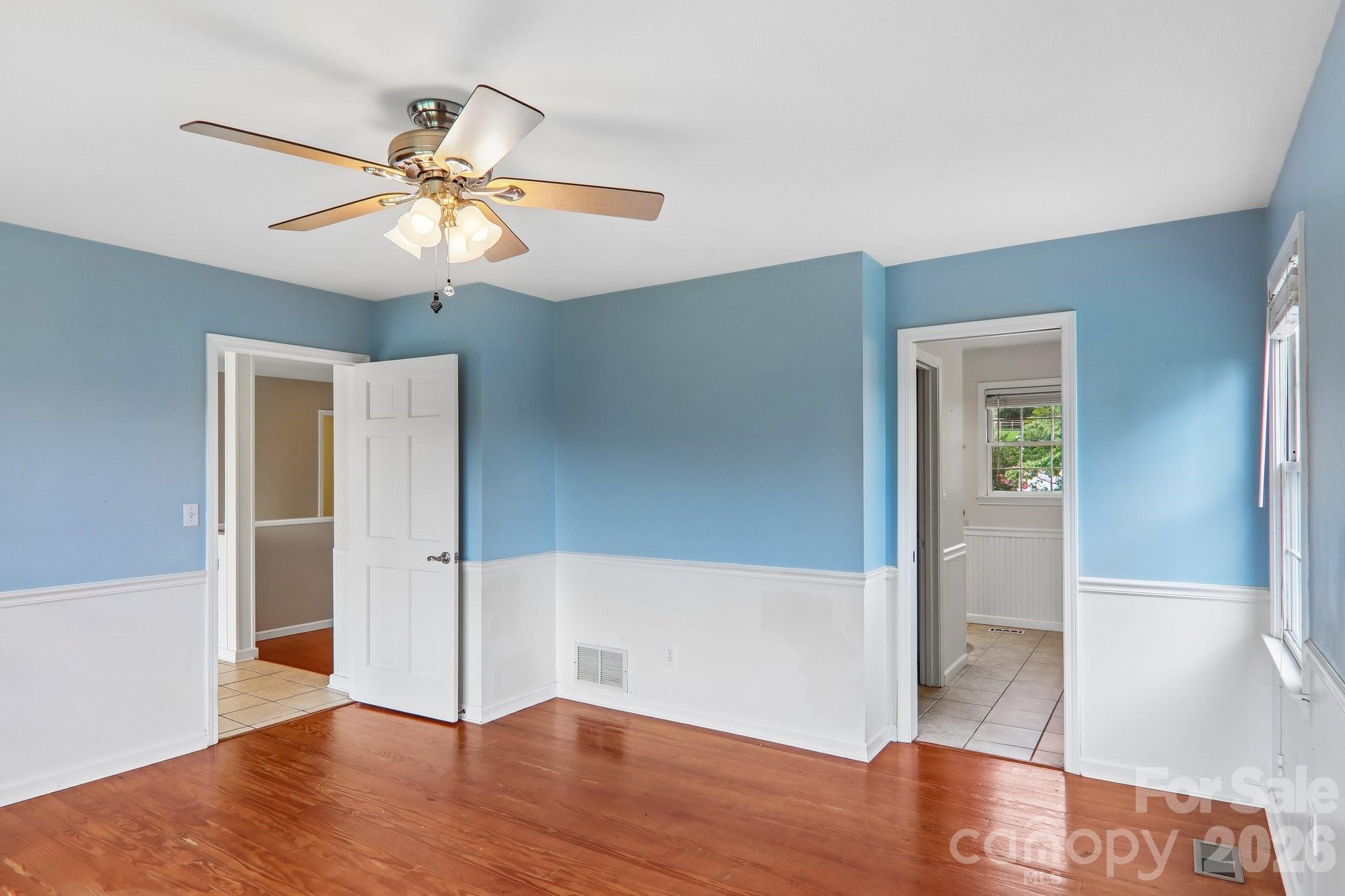 20 Amber Drive — Horse Shoe