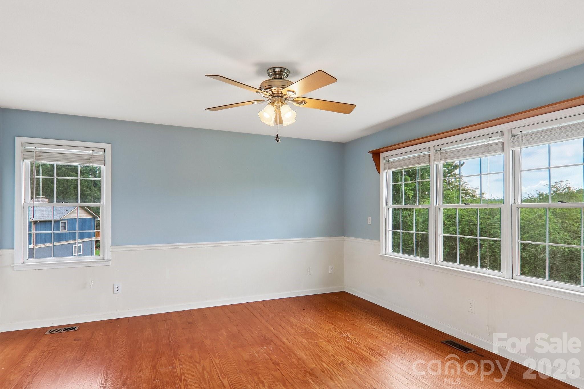20 Amber Drive — Horse Shoe