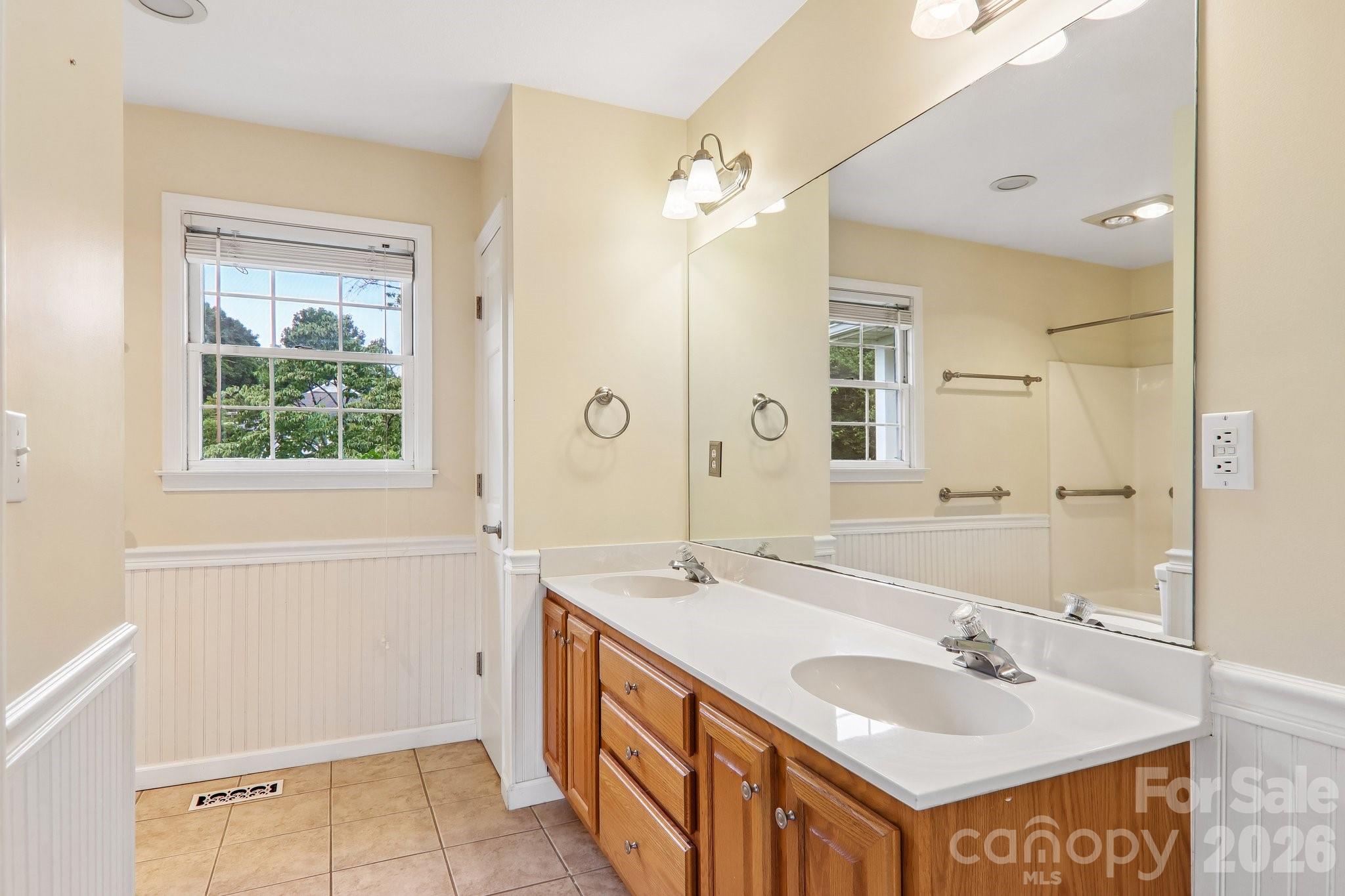 20 Amber Drive — Horse Shoe