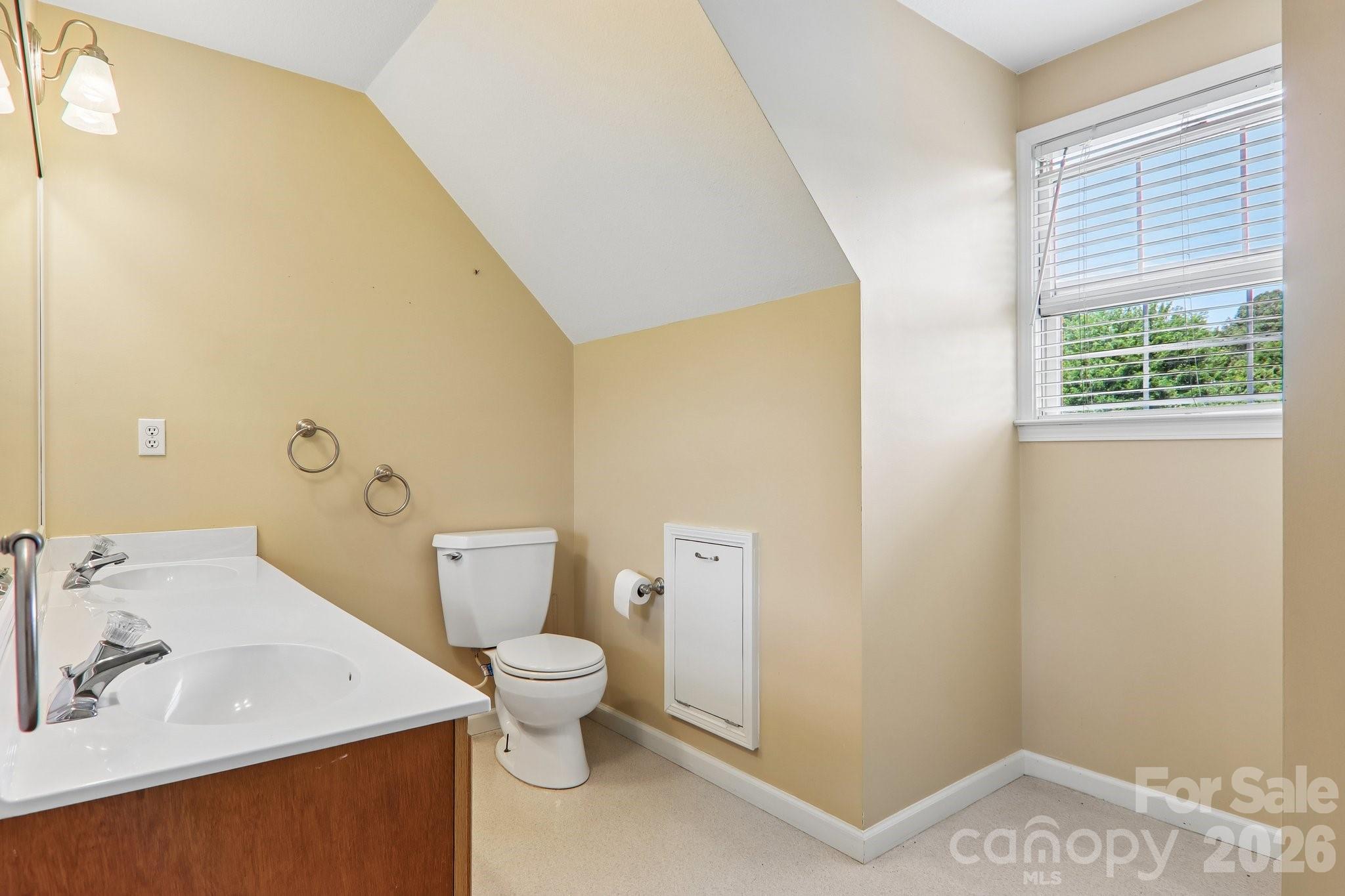 20 Amber Drive — Horse Shoe