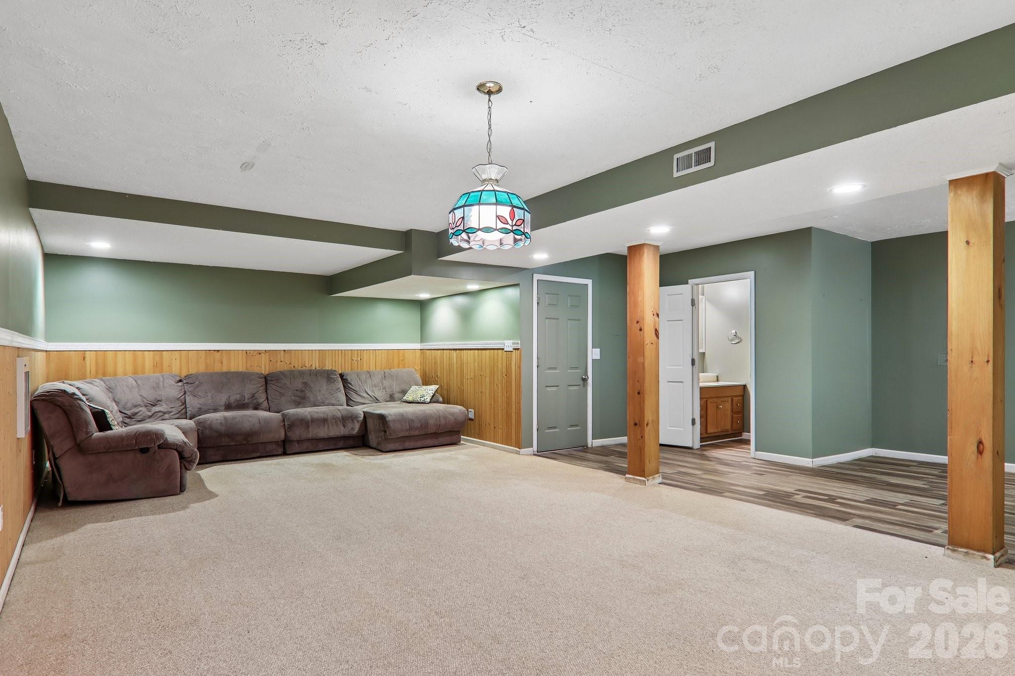 20 Amber Drive — Horse Shoe