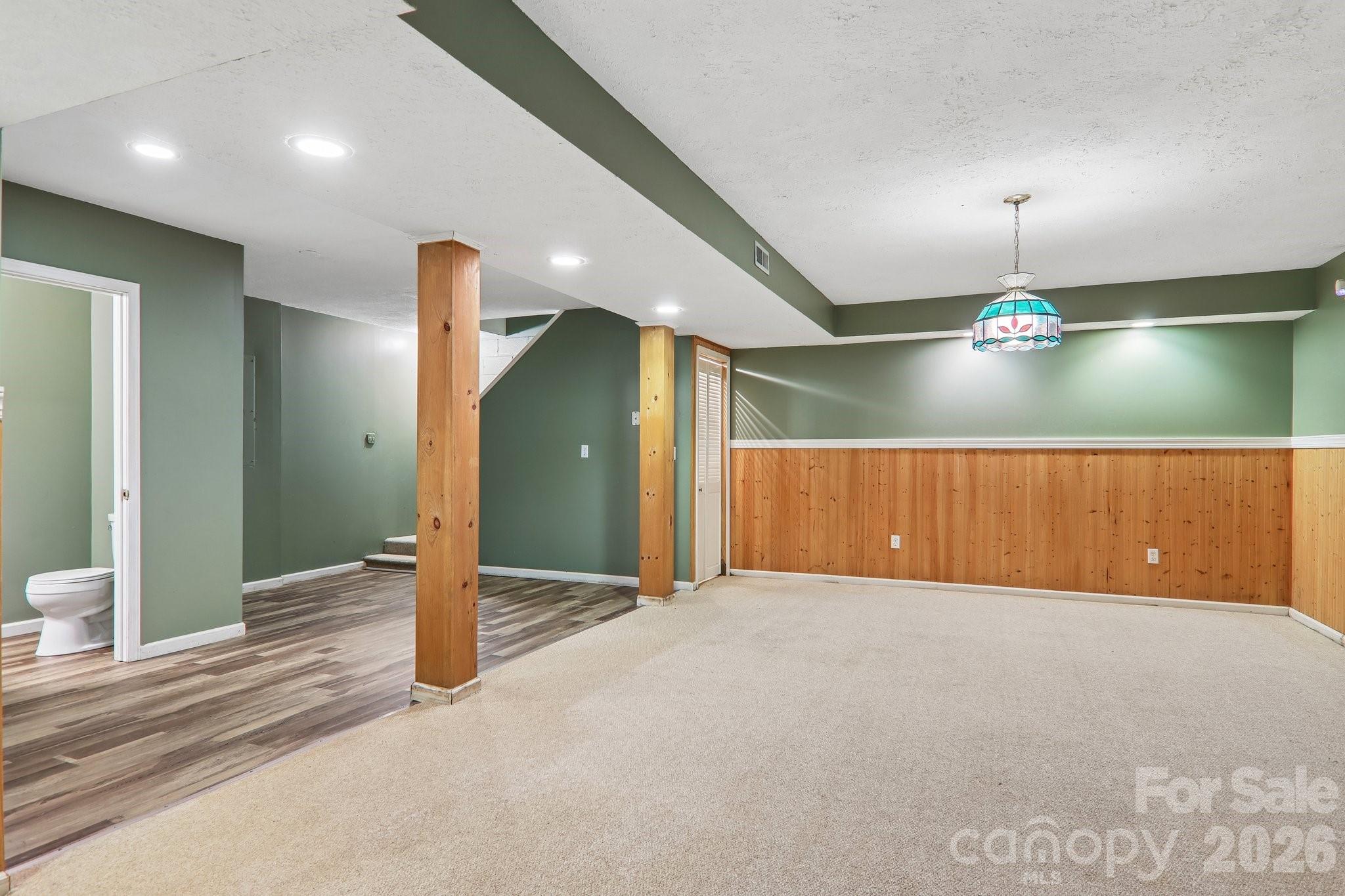 20 Amber Drive — Horse Shoe