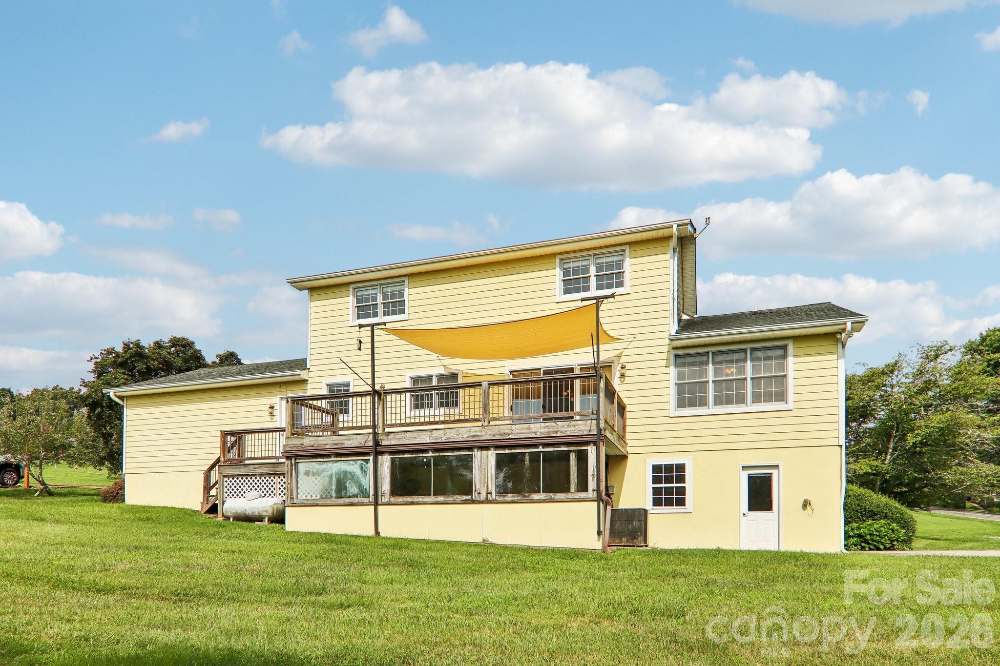 20 Amber Drive — Horse Shoe