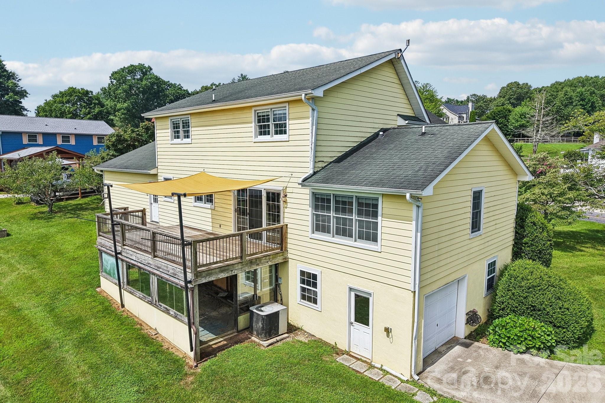 20 Amber Drive — Horse Shoe