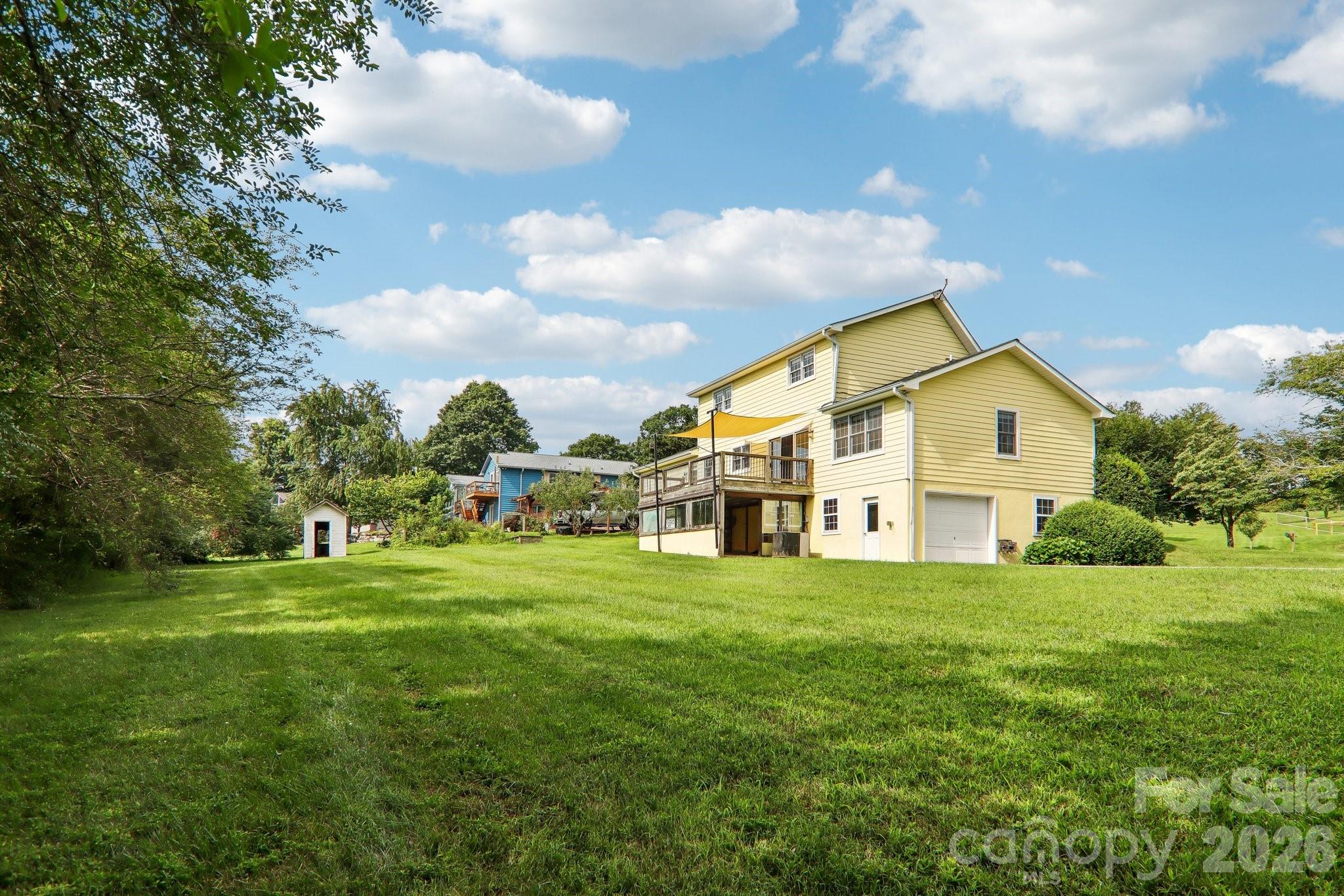 20 Amber Drive — Horse Shoe