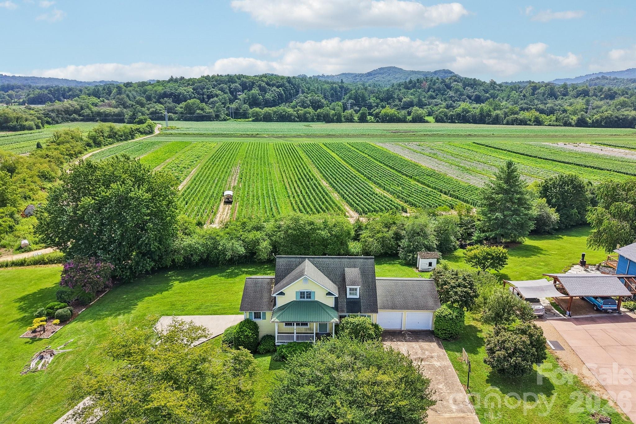 20 Amber Drive — Horse Shoe