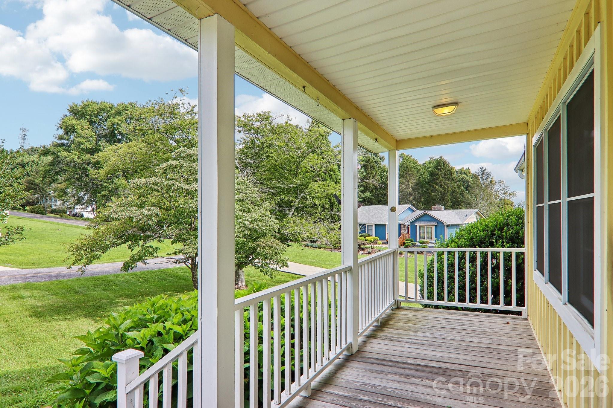 20 Amber Drive — Horse Shoe