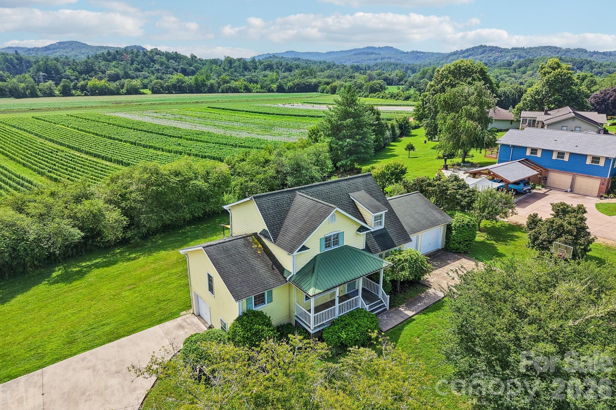 20 Amber Drive — Horse Shoe