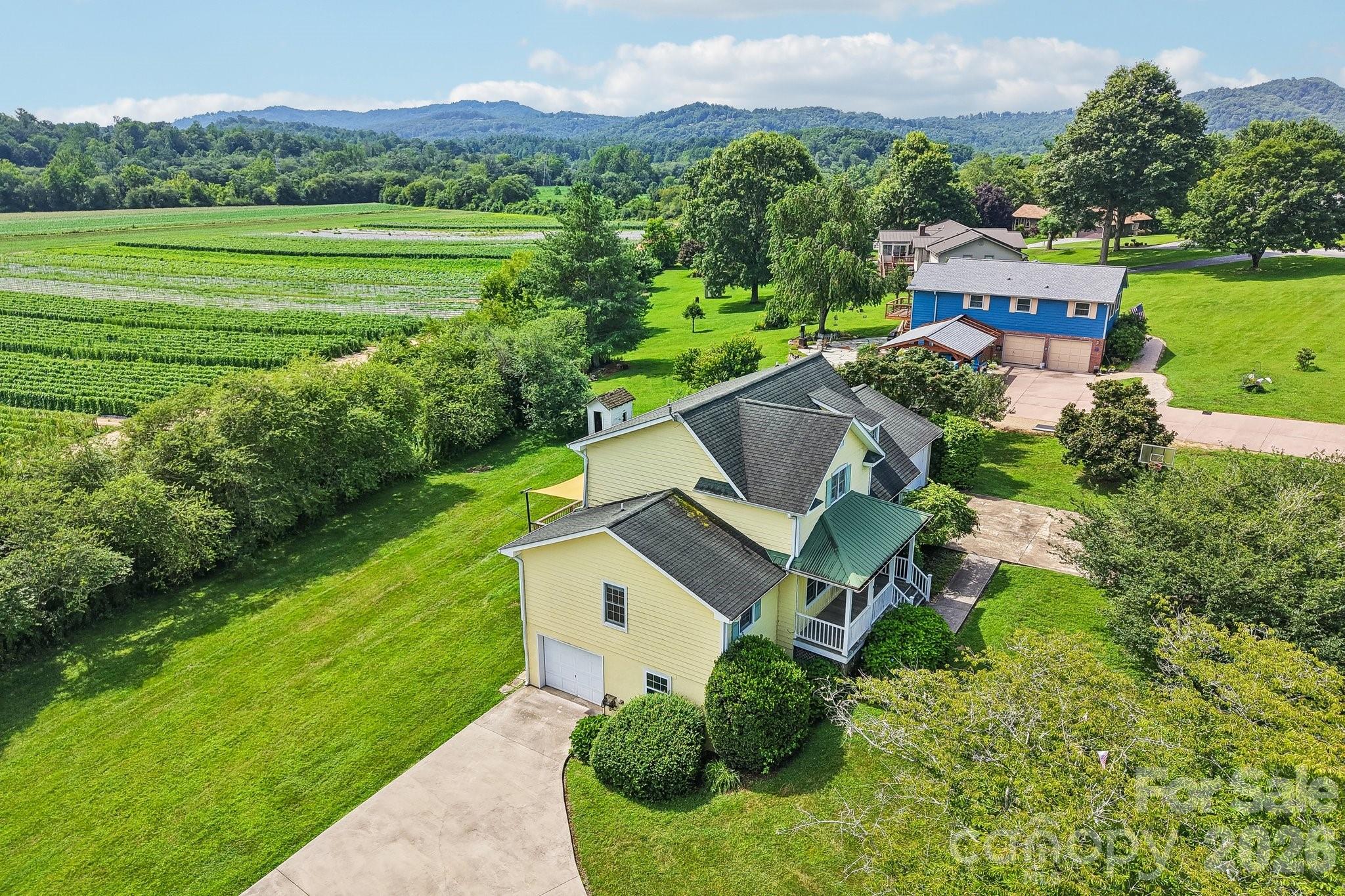 20 Amber Drive — Horse Shoe