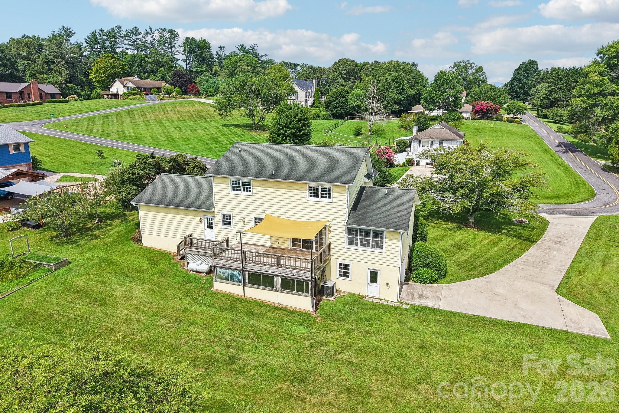 20 Amber Drive — Horse Shoe
