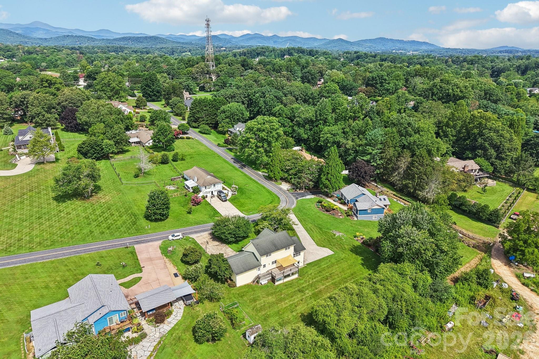 20 Amber Drive — Horse Shoe