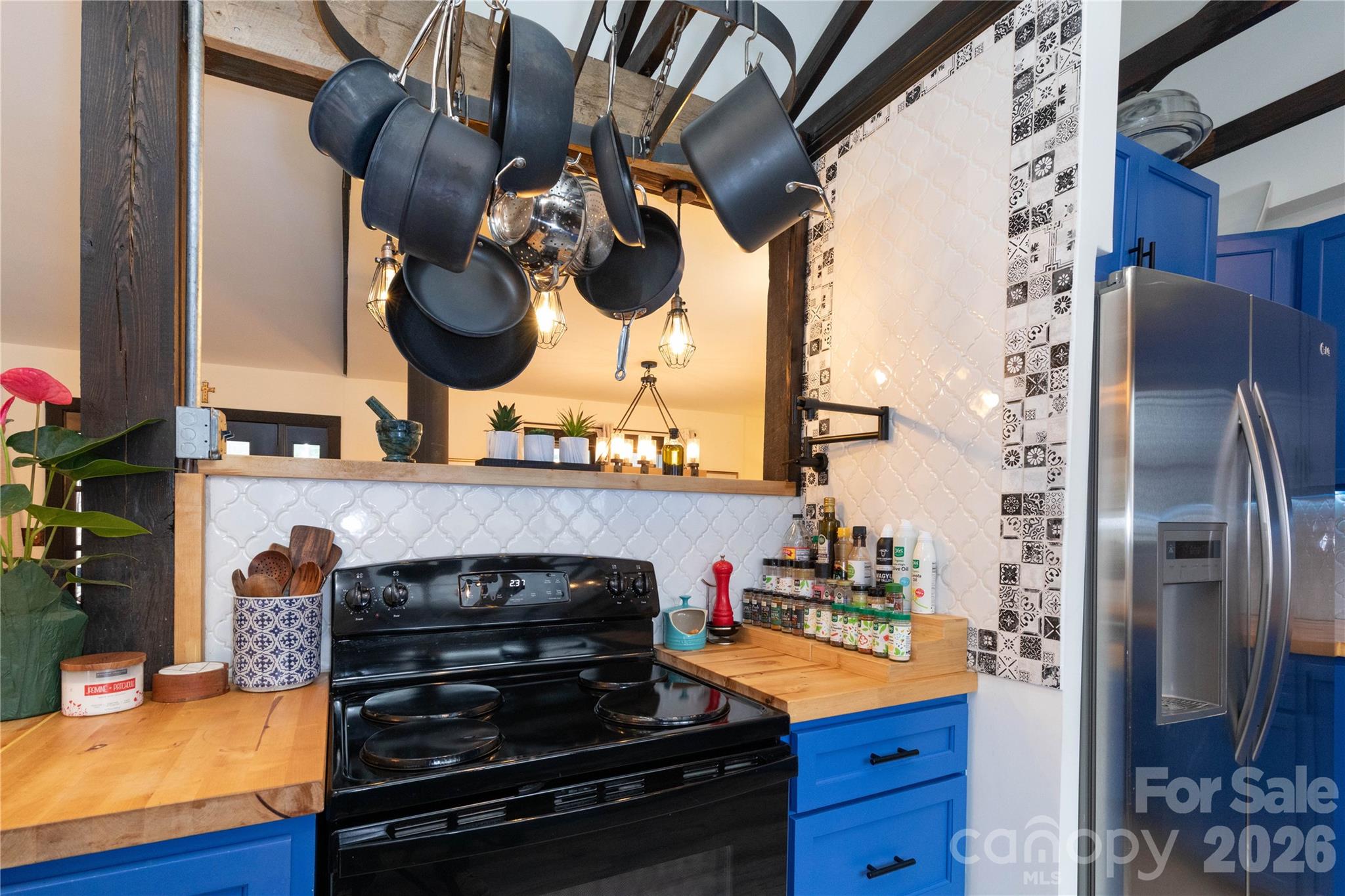 5 Northlake Drive — Weaverville