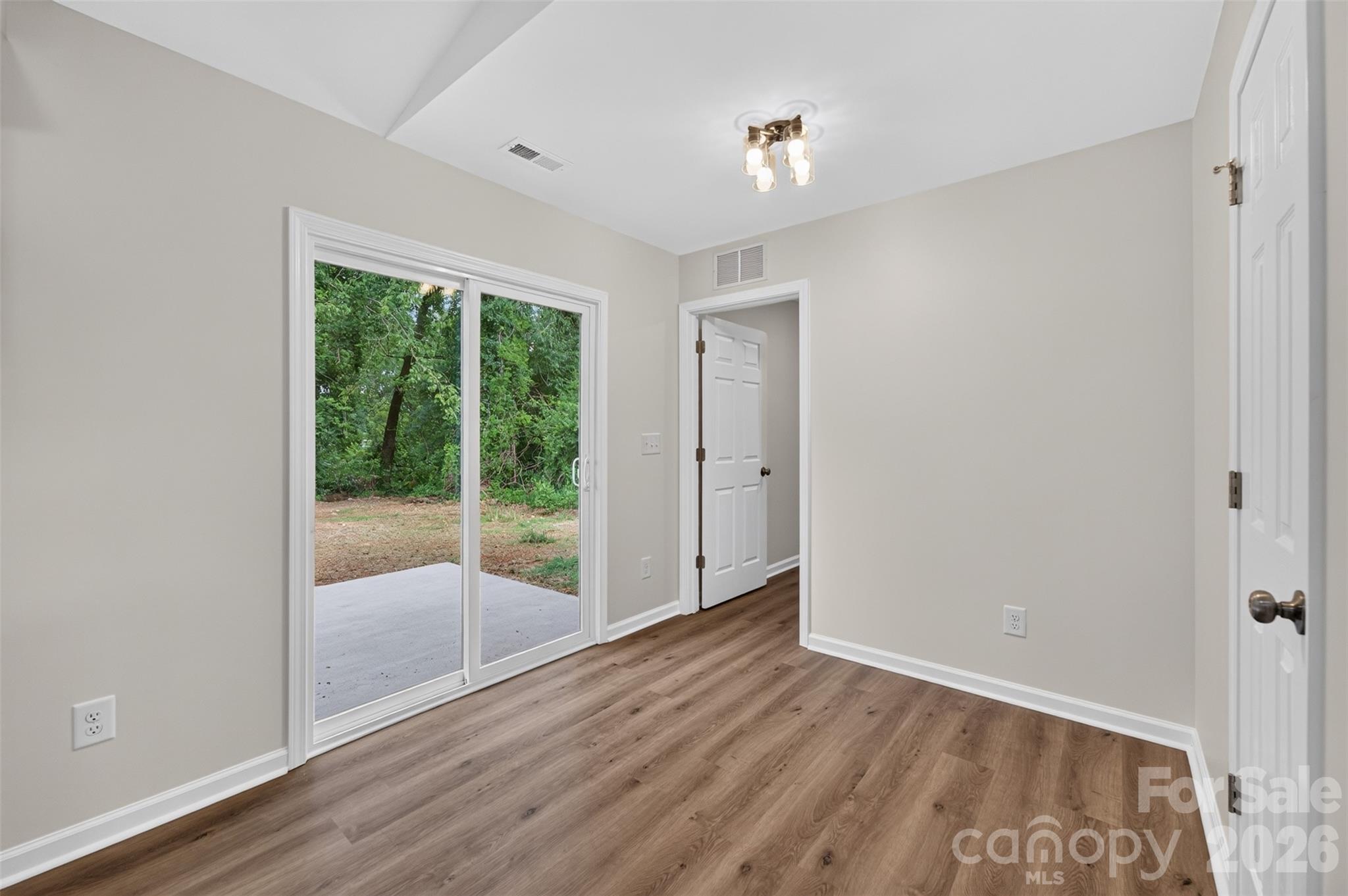 350 14th Avenue SW — Hickory