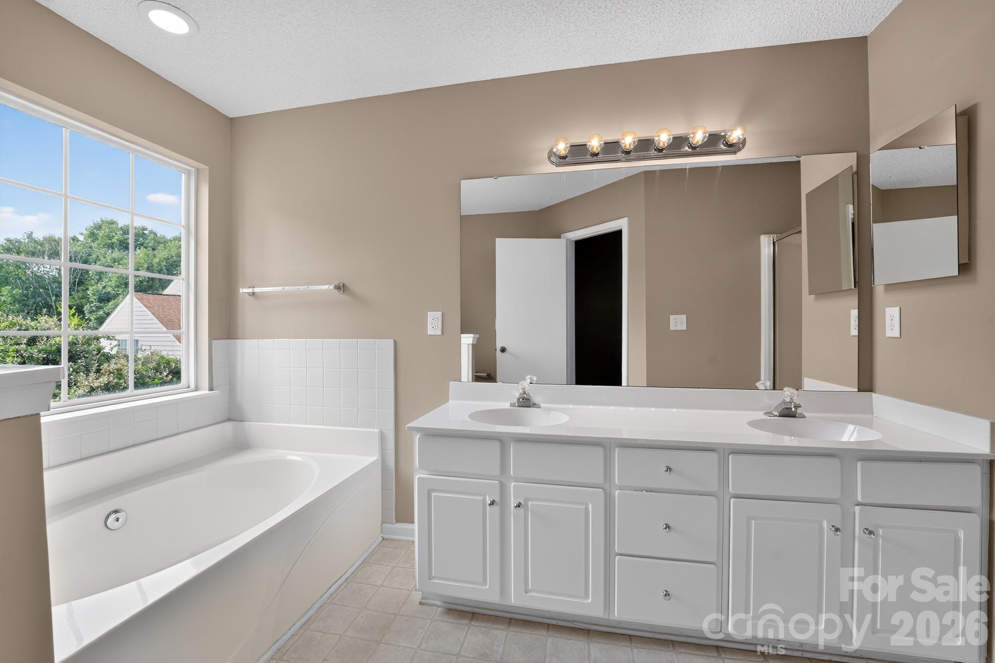 8220 Upsall Court — Charlotte