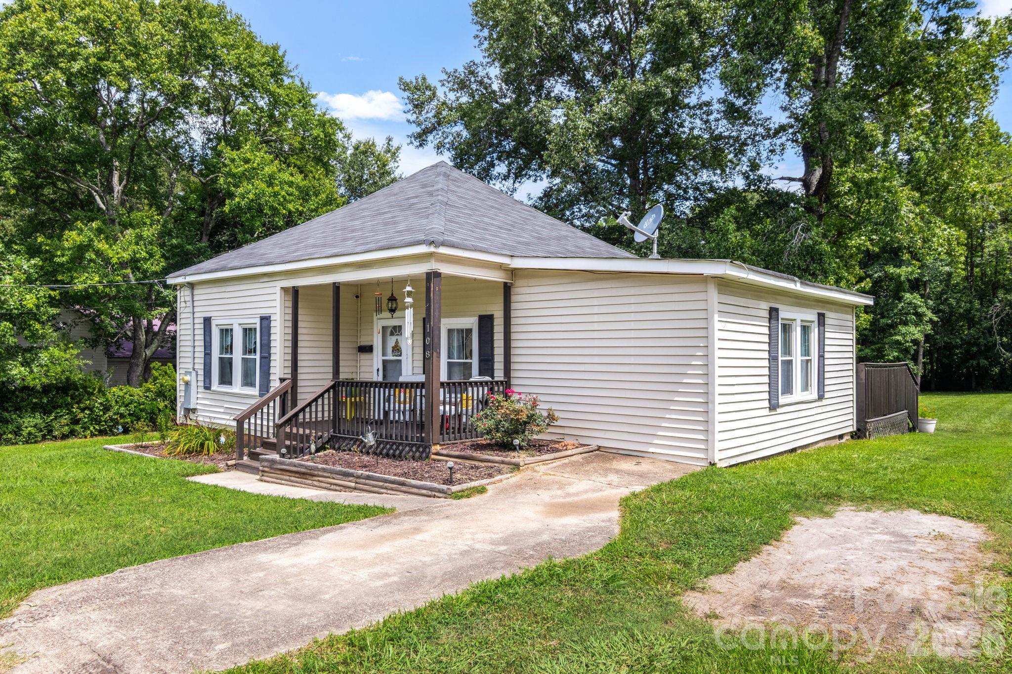108 Richland Street — Clover