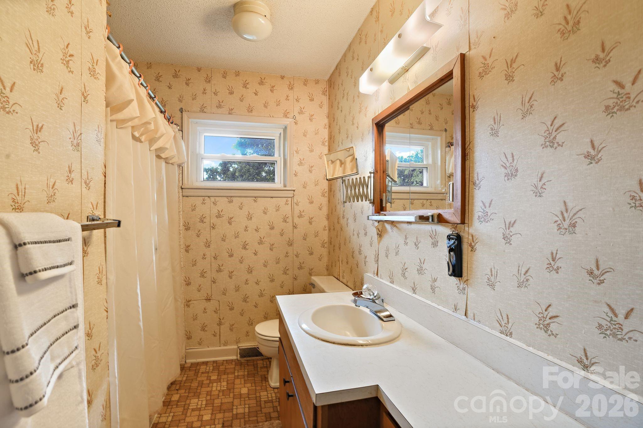 1261 Springwood Church Road — Gibsonville