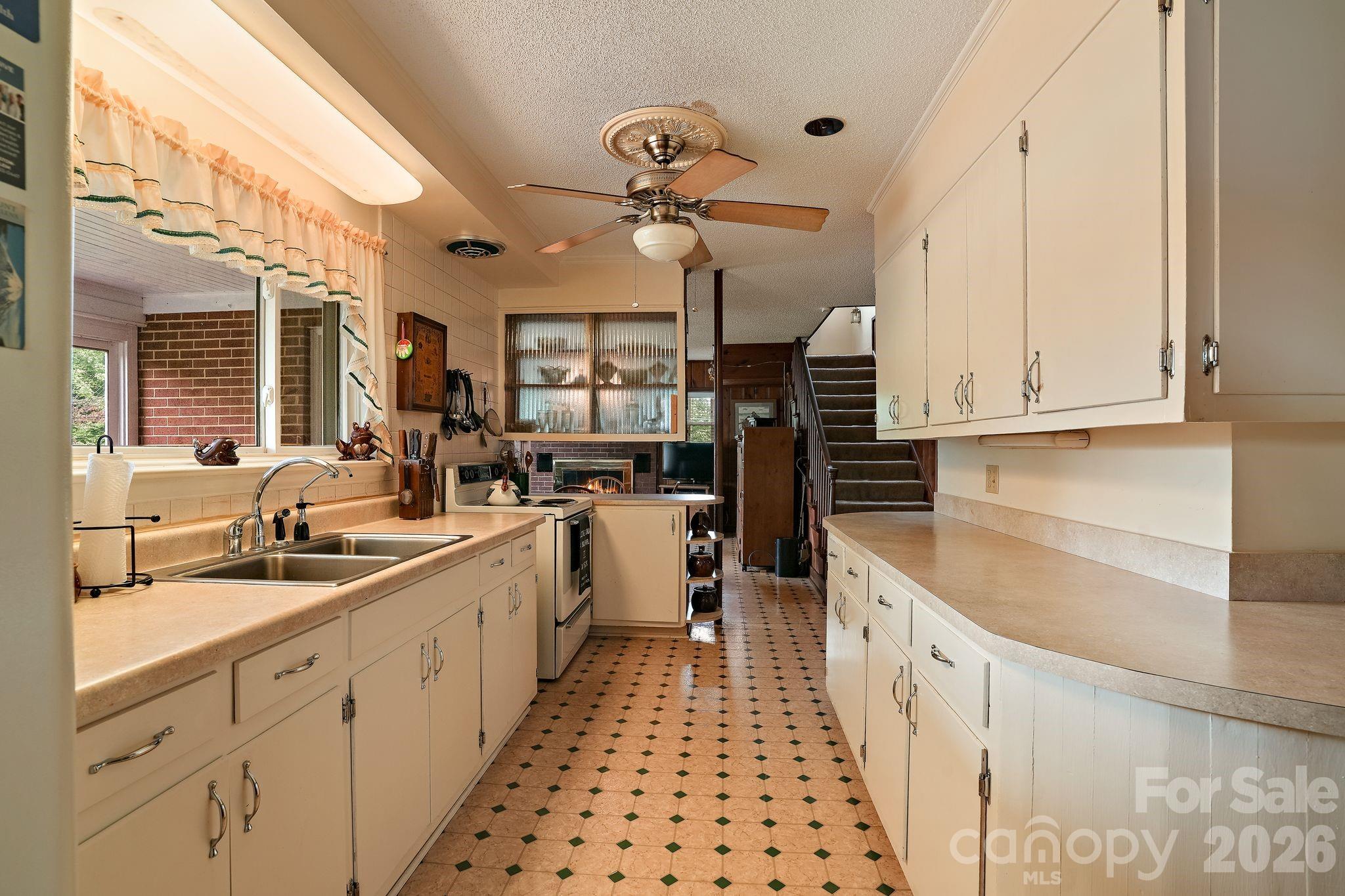 1261 Springwood Church Road — Gibsonville