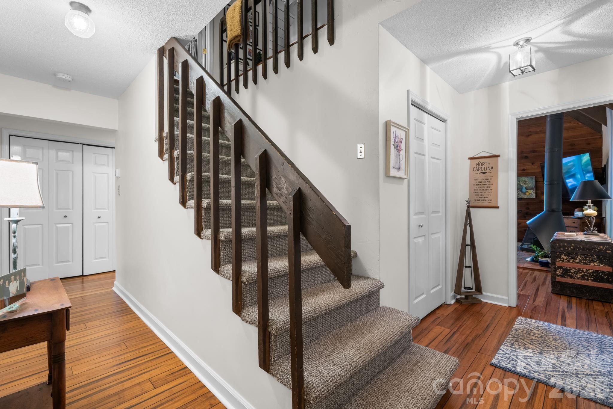 5562 Clearlake Drive — Hickory