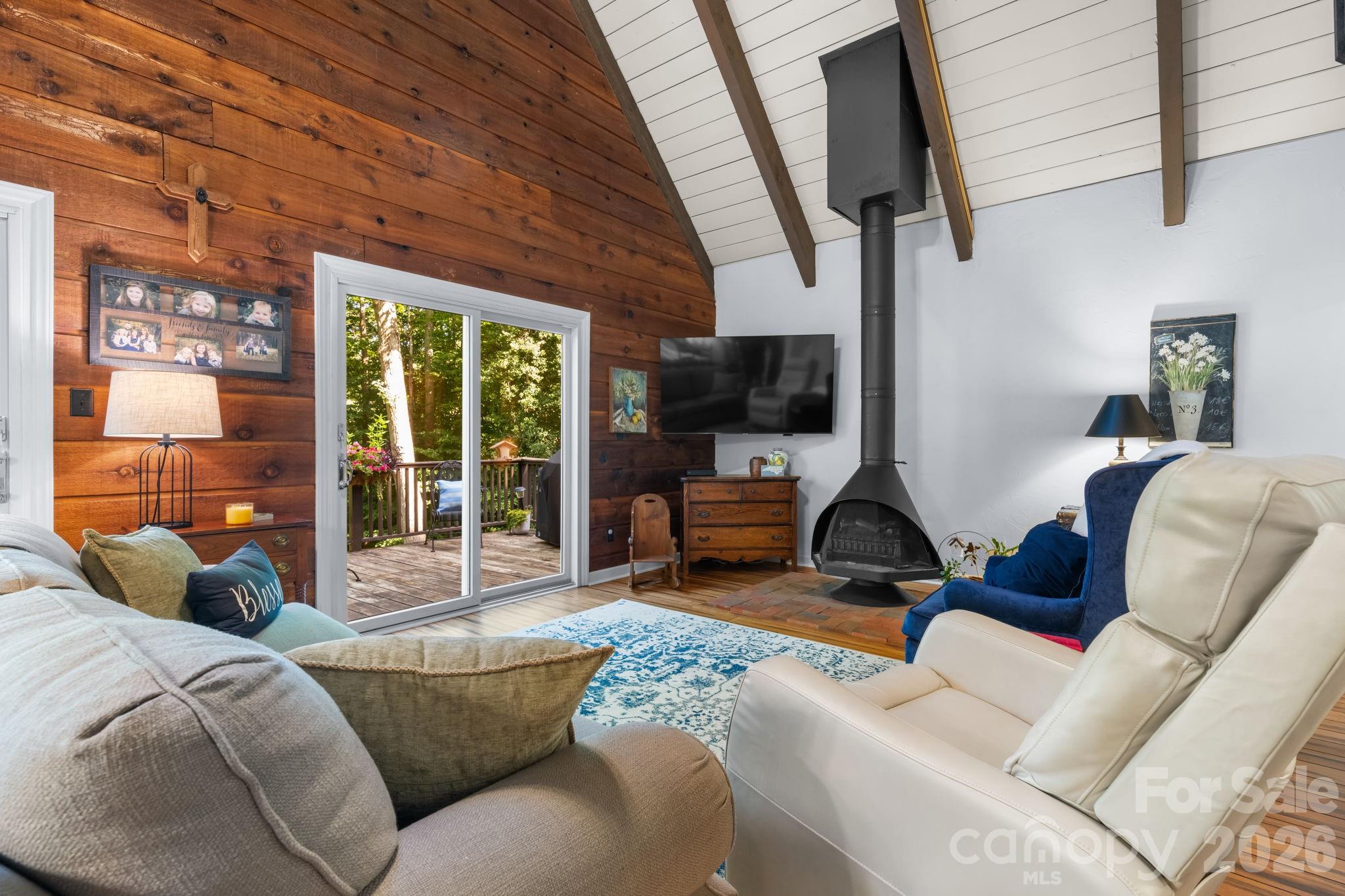 5562 Clearlake Drive — Hickory