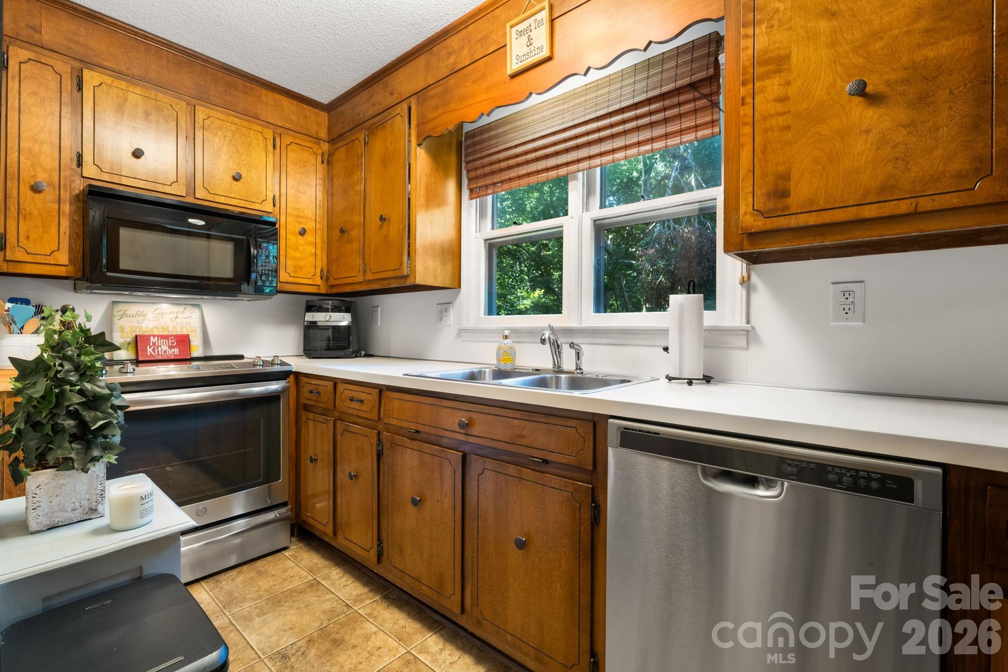 5562 Clearlake Drive — Hickory