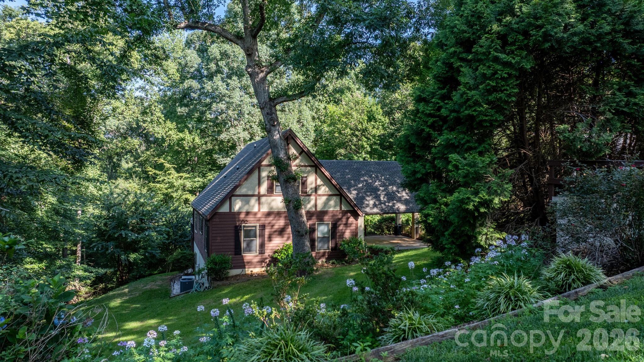 5562 Clearlake Drive — Hickory