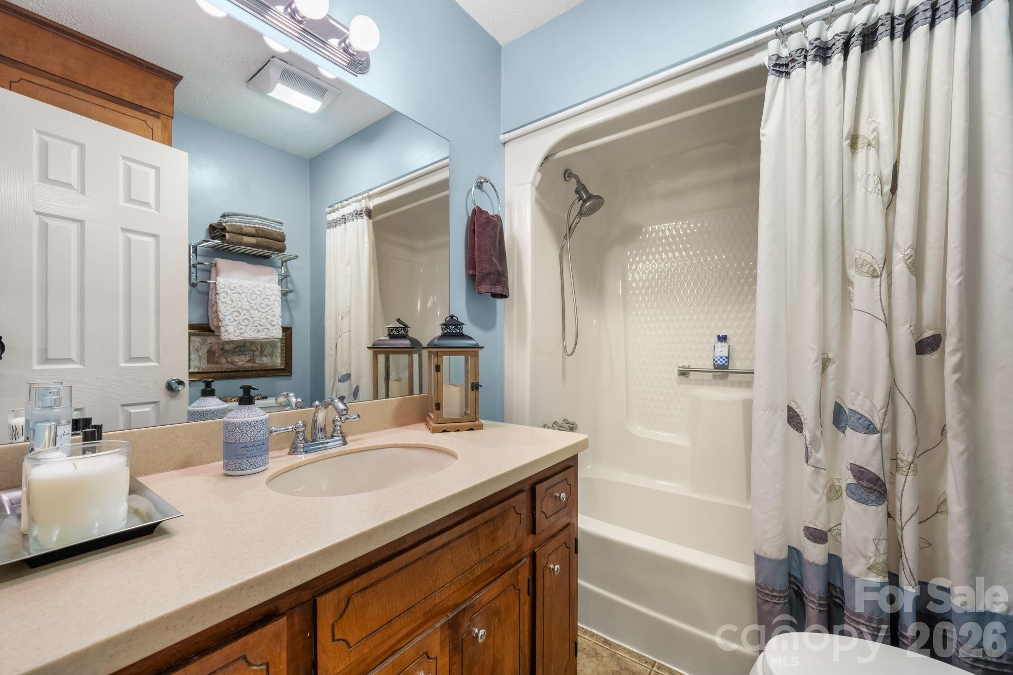 5562 Clearlake Drive — Hickory