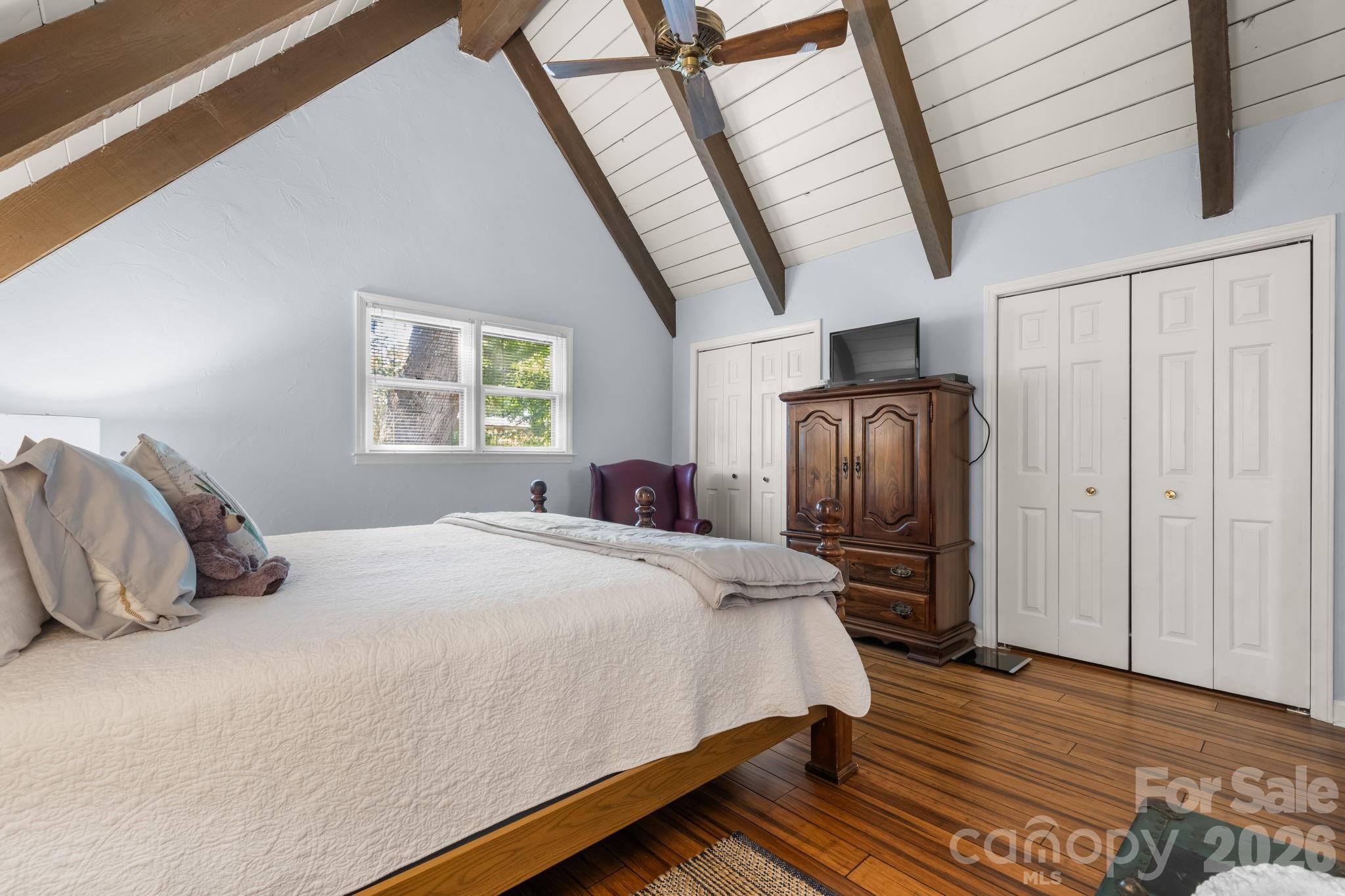 5562 Clearlake Drive — Hickory