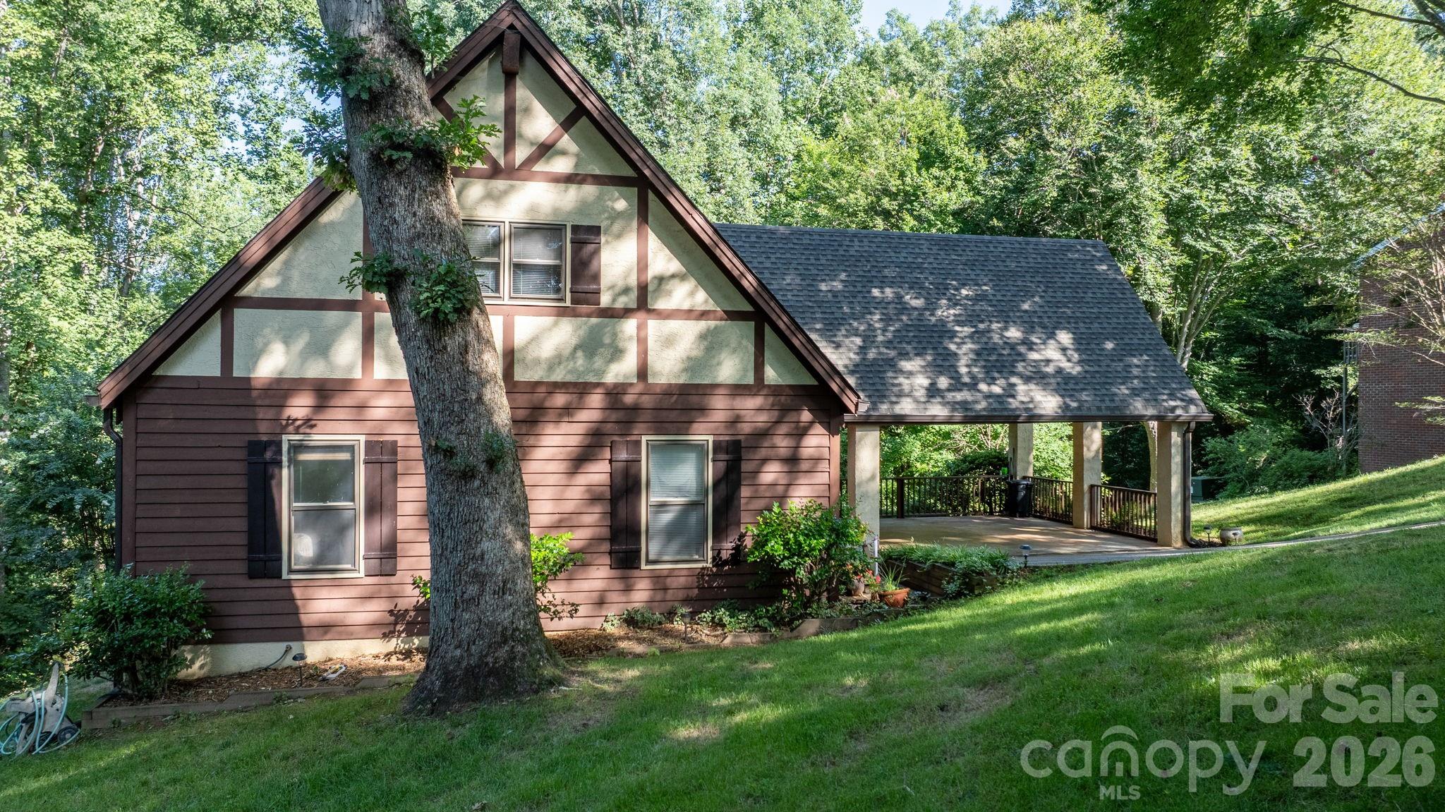 5562 Clearlake Drive — Hickory