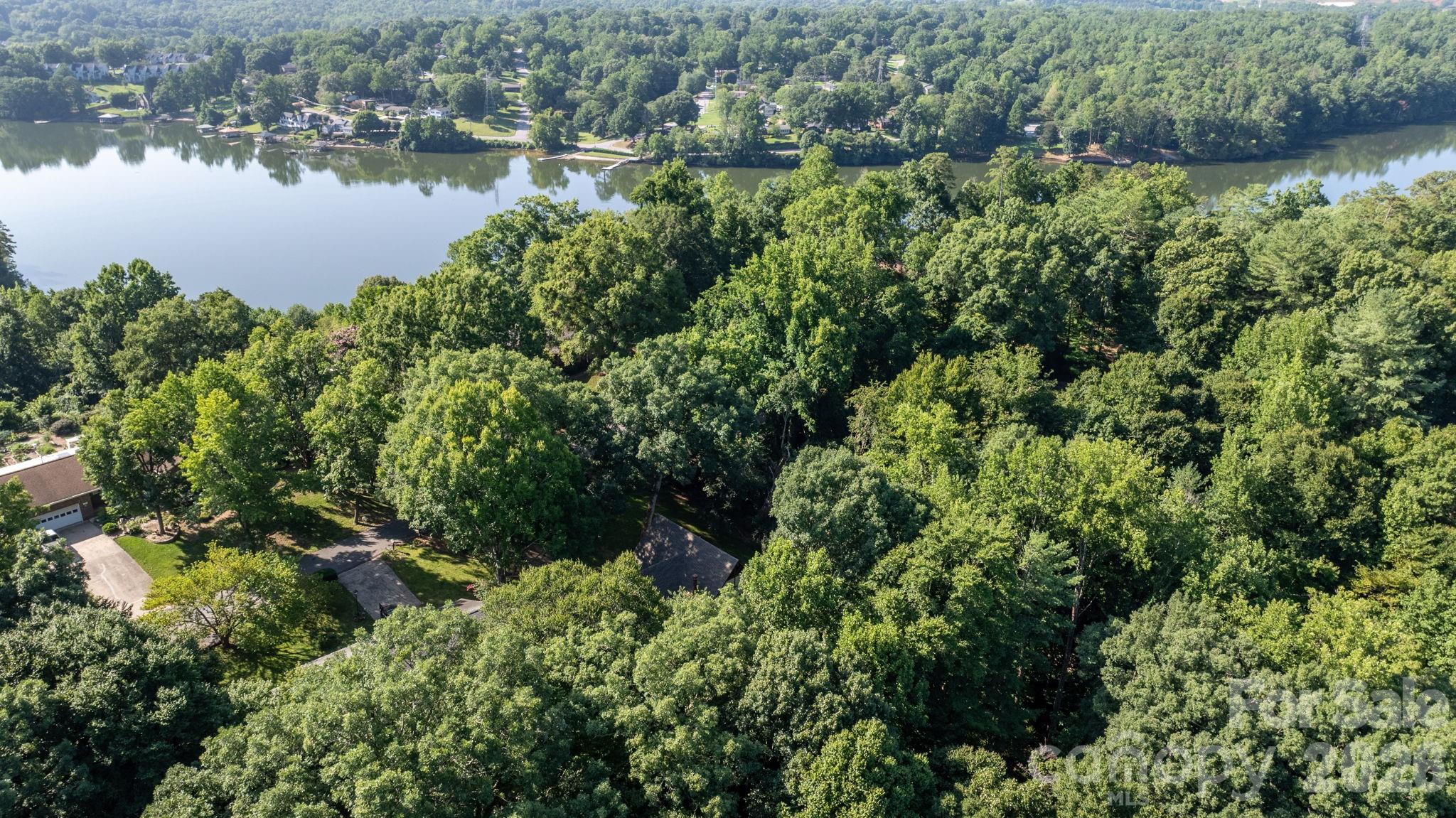 5562 Clearlake Drive — Hickory